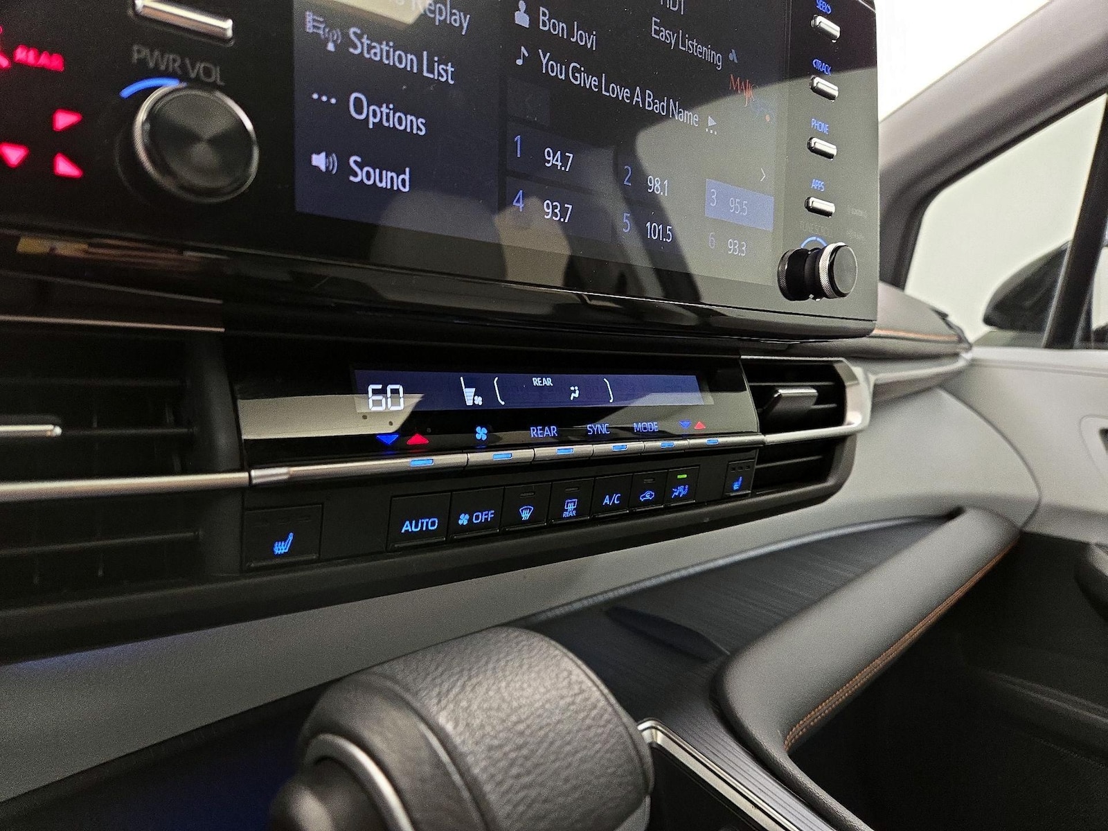2021 Toyota Sienna XSE - Photo 18