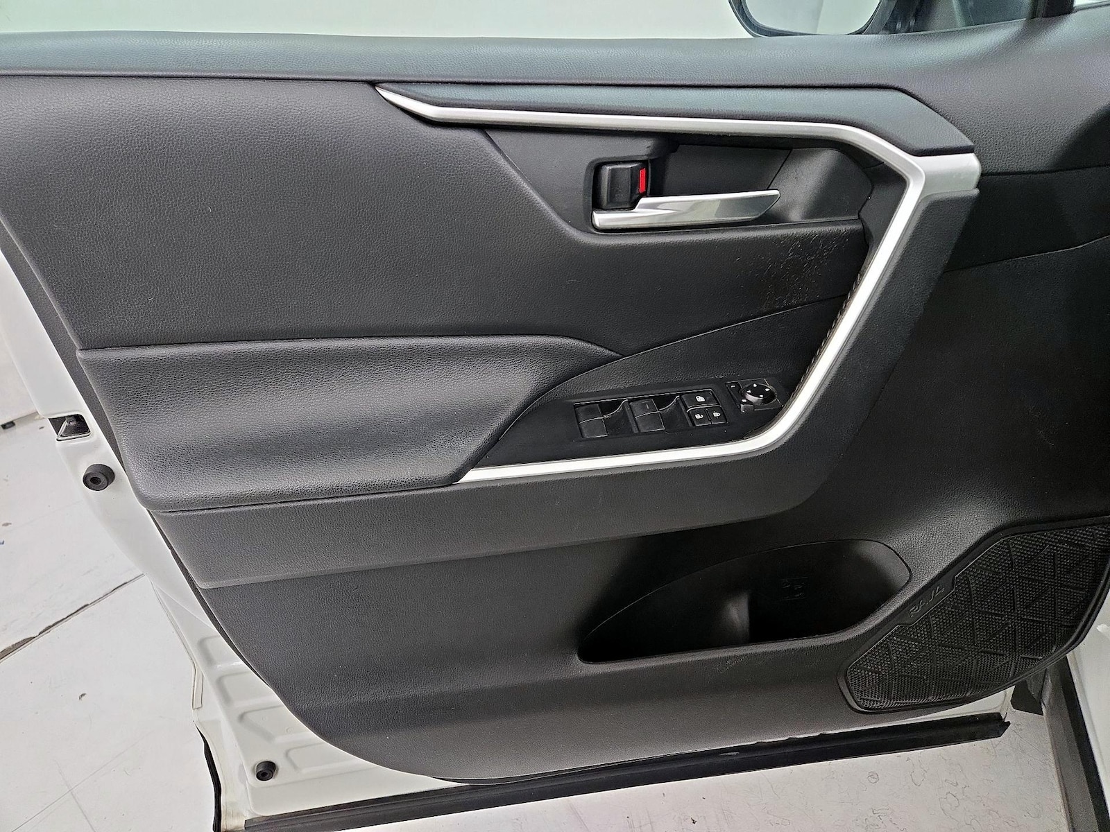 2021 Toyota RAV4 XLE - Photo 13