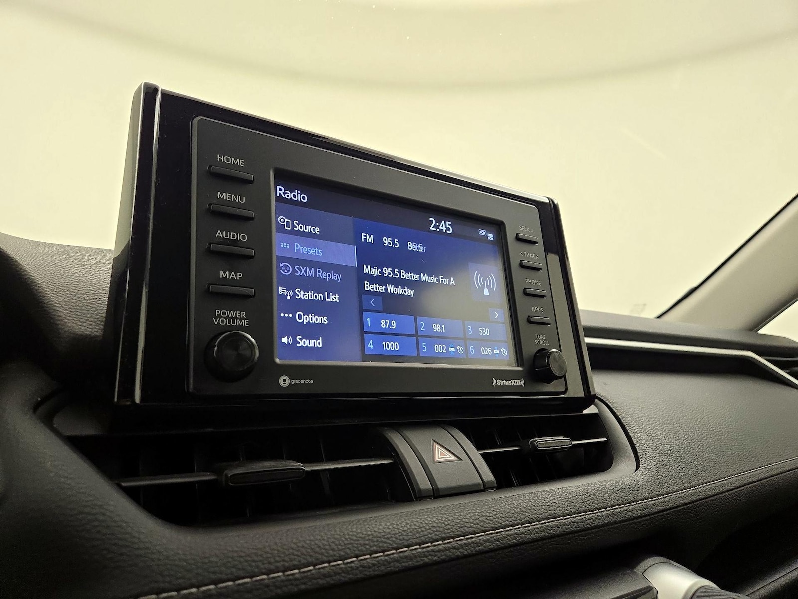 2021 Toyota RAV4 XLE - Photo 16