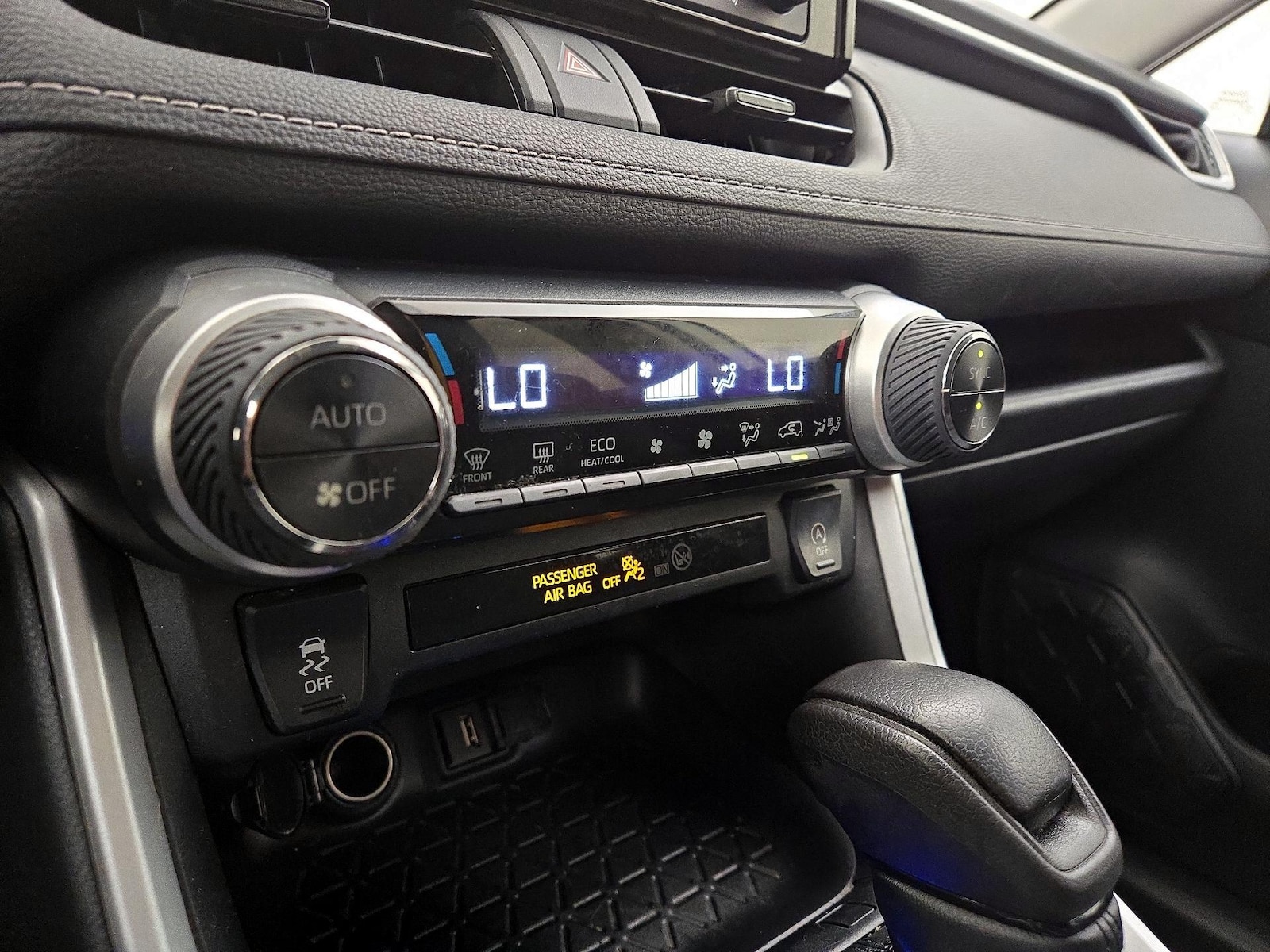 2021 Toyota RAV4 XLE - Photo 17