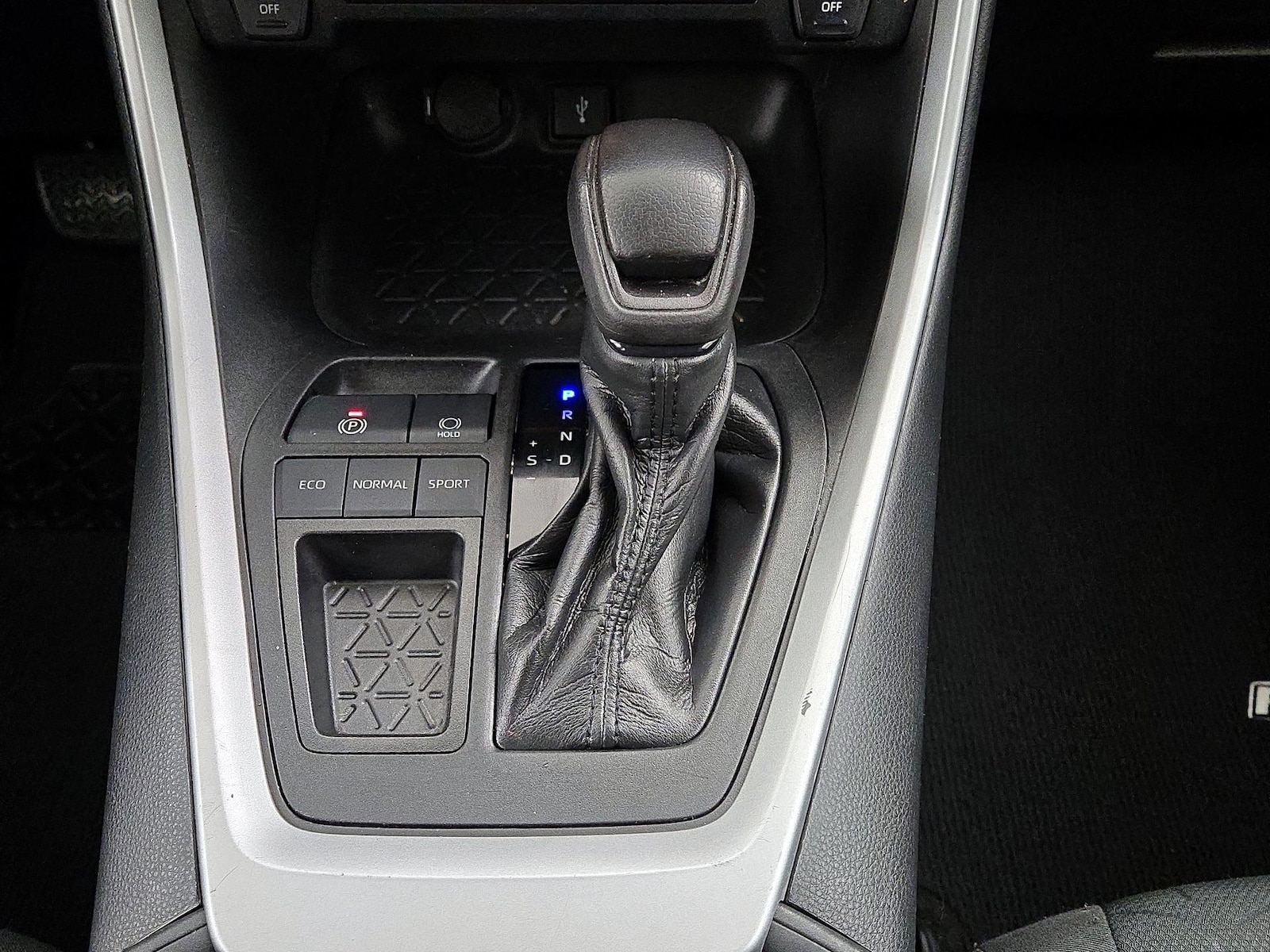 2021 Toyota RAV4 XLE - Photo 18