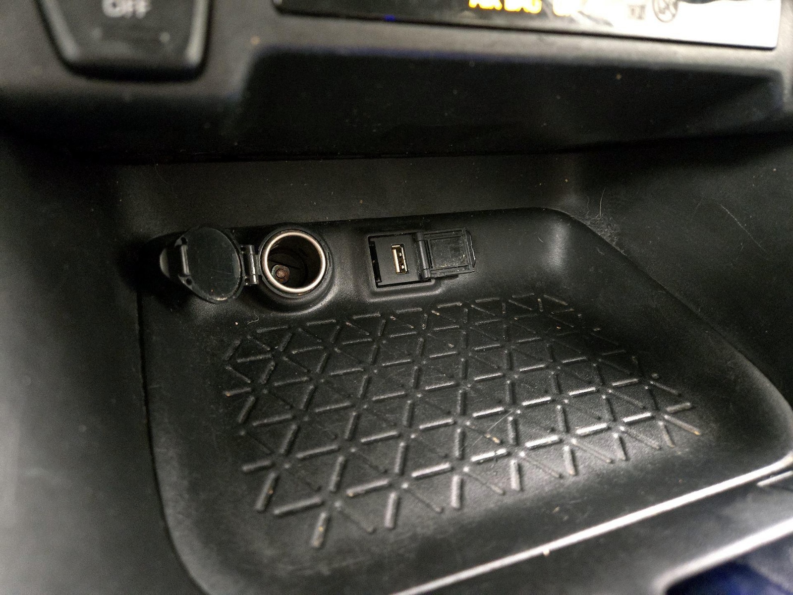 2021 Toyota RAV4 XLE - Photo 19