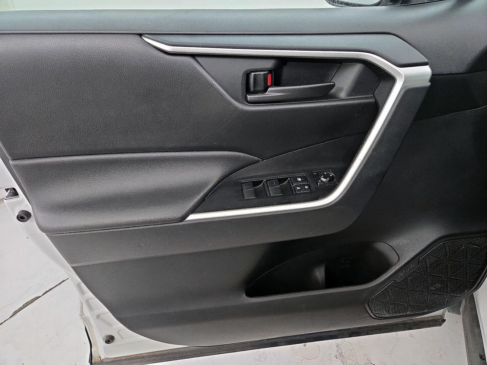 2025 Toyota RAV4 LE - Photo 13