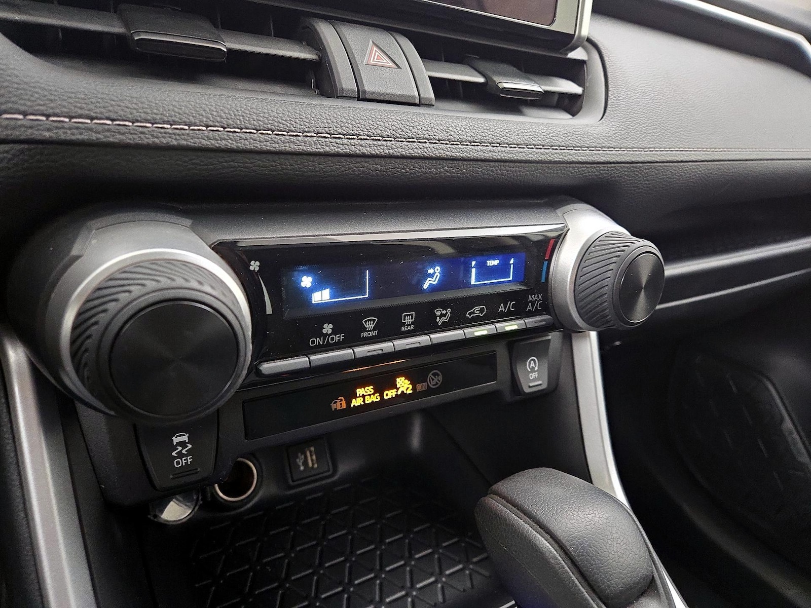 2025 Toyota RAV4 LE - Photo 17