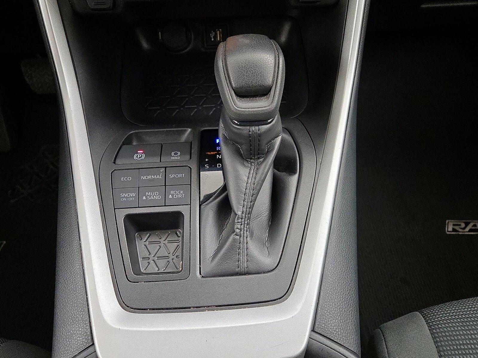 2025 Toyota RAV4 LE - Photo 18