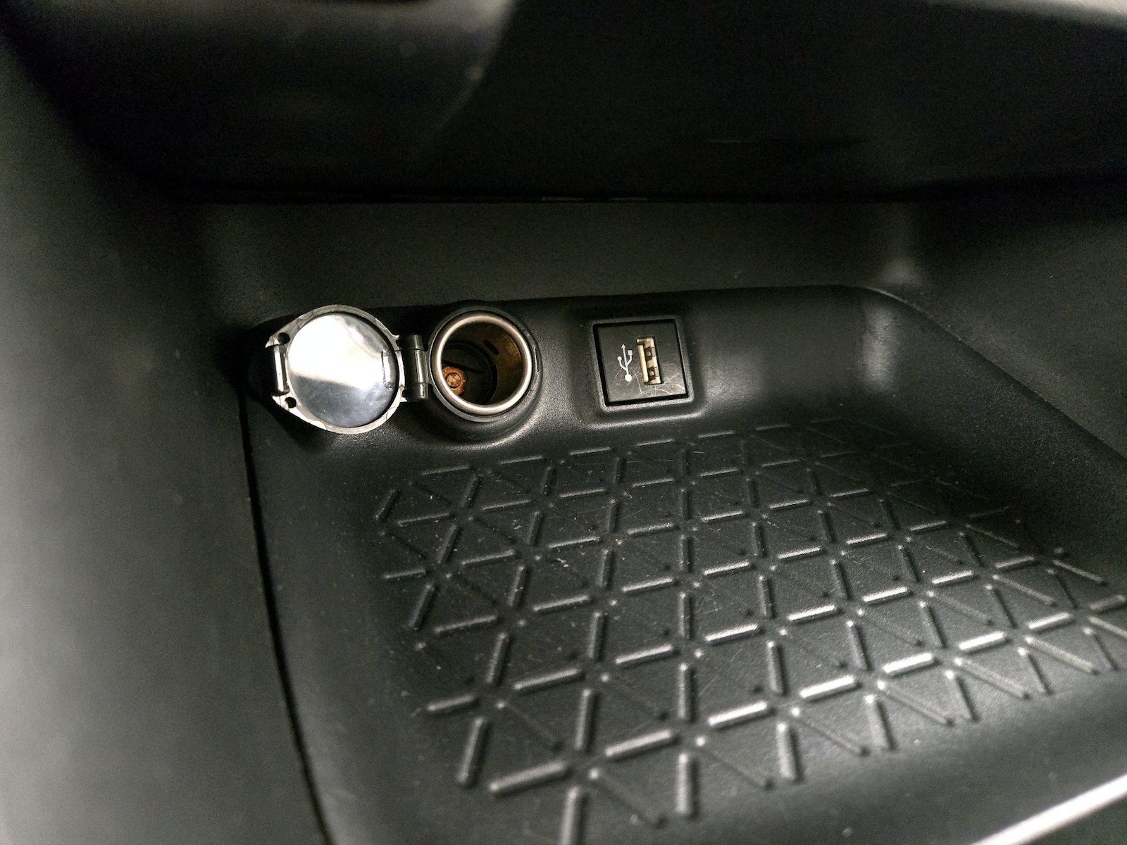 2025 Toyota RAV4 LE - Photo 19