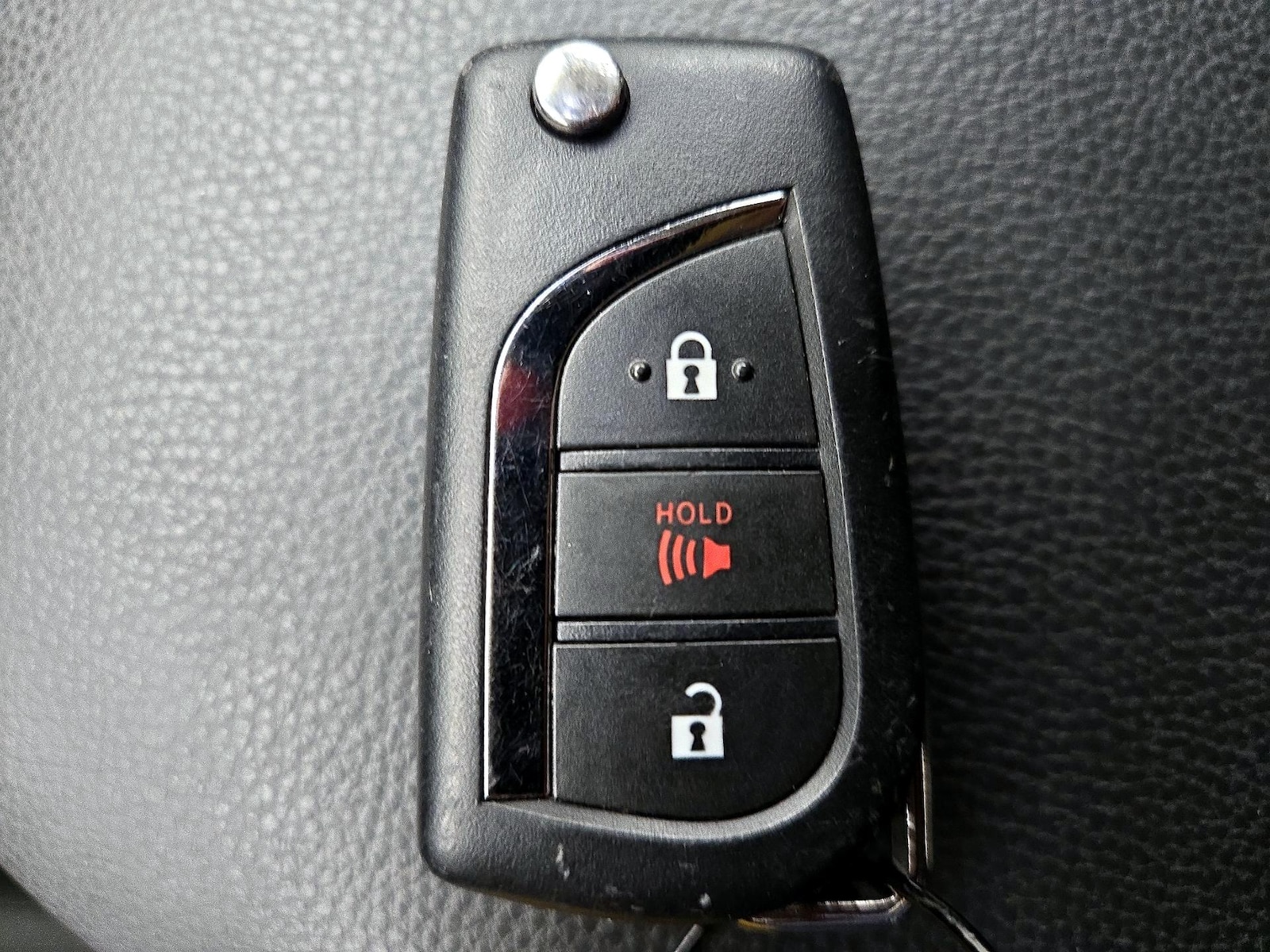 2025 Toyota RAV4 LE - Photo 23