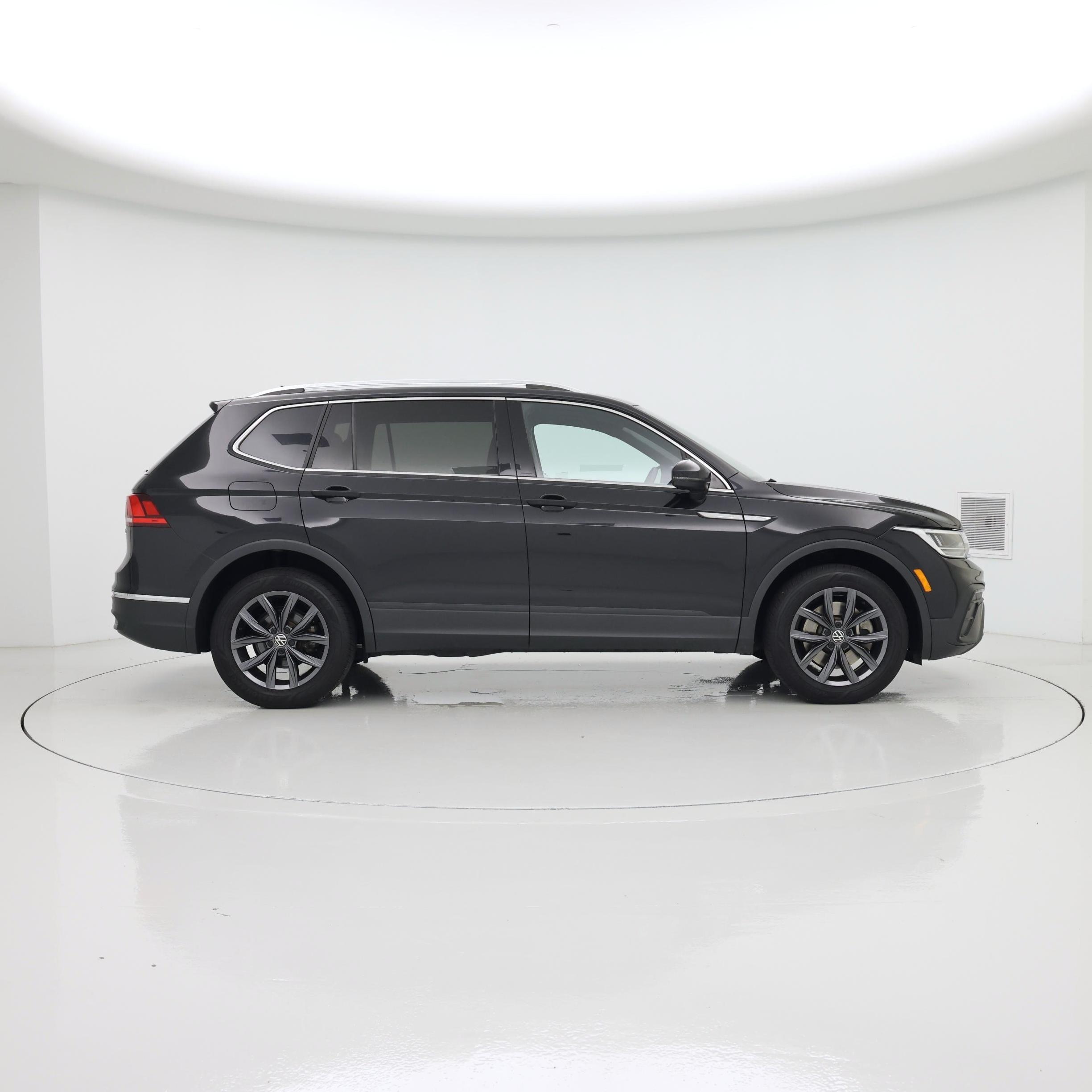 Thumbnail: 2023 Volkswagen Tiguan - 7