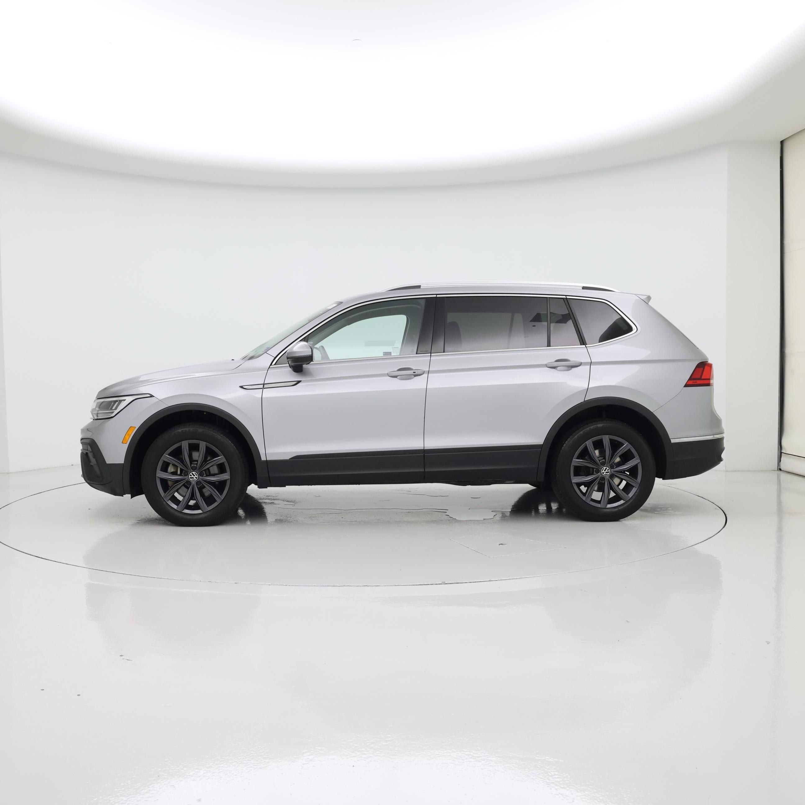 Thumbnail: 2023 Volkswagen Tiguan - 3