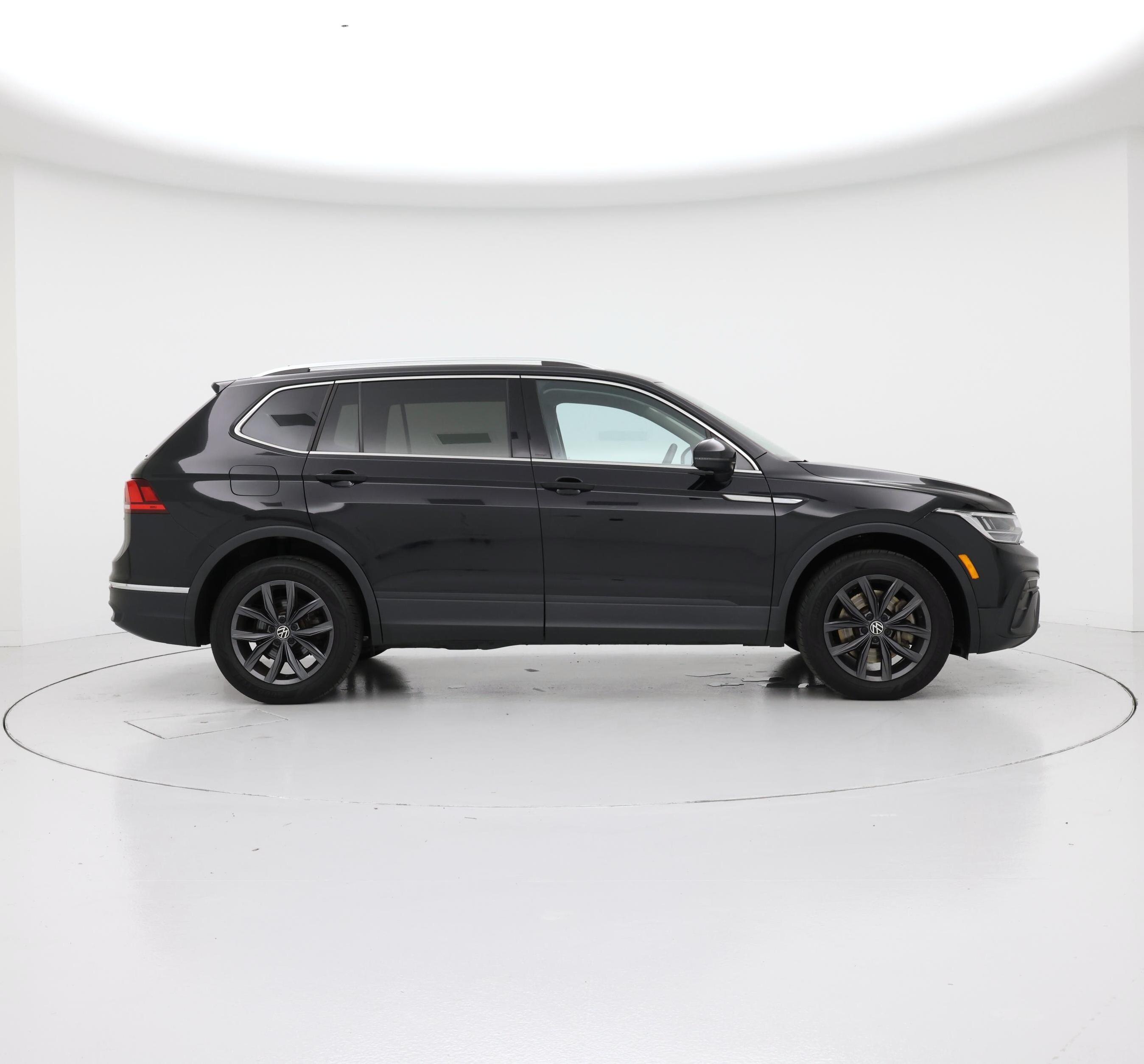 Thumbnail: 2023 Volkswagen Tiguan - 7