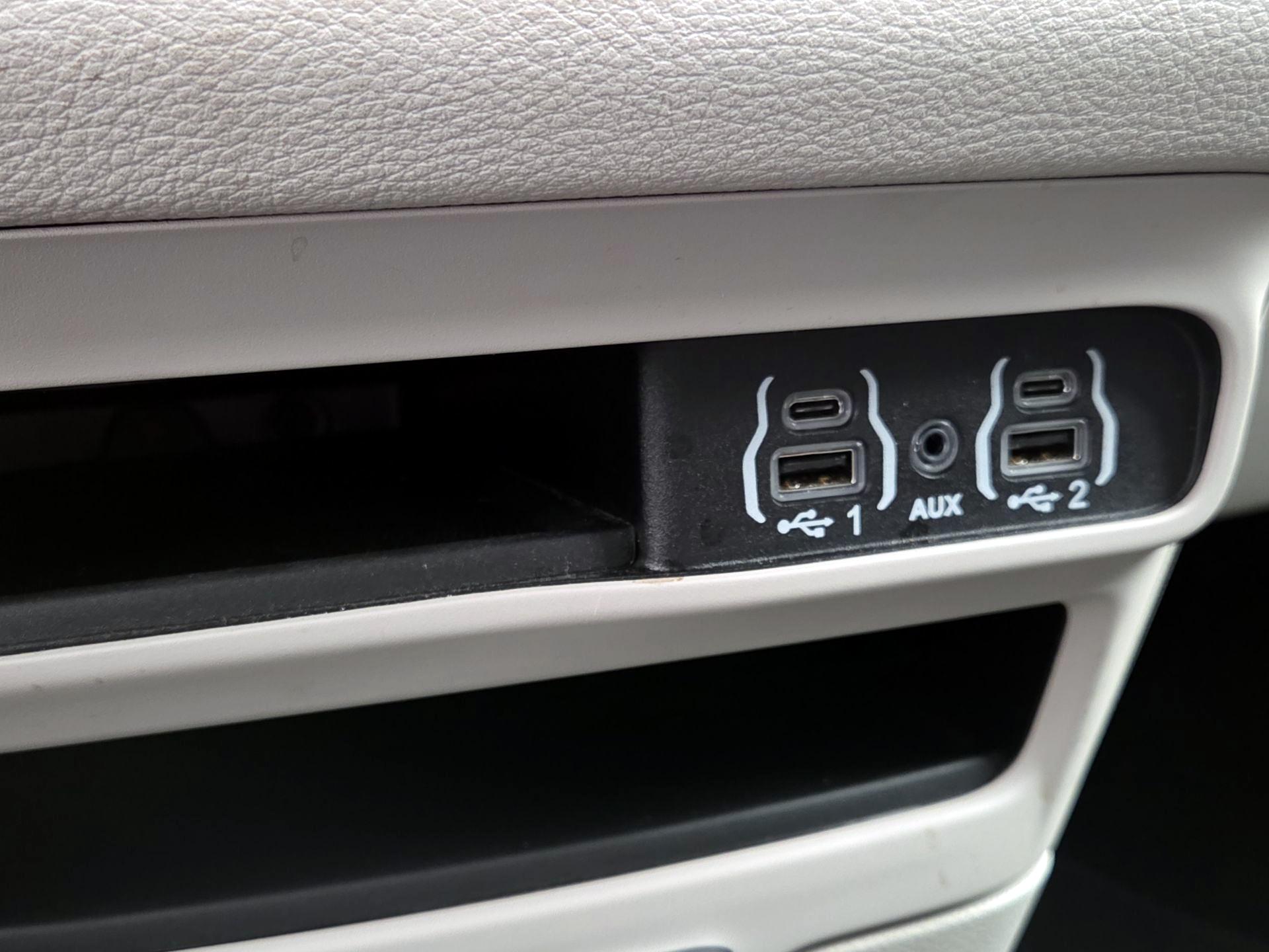 Thumbnail: 2023 Chrysler Pacifica - 18