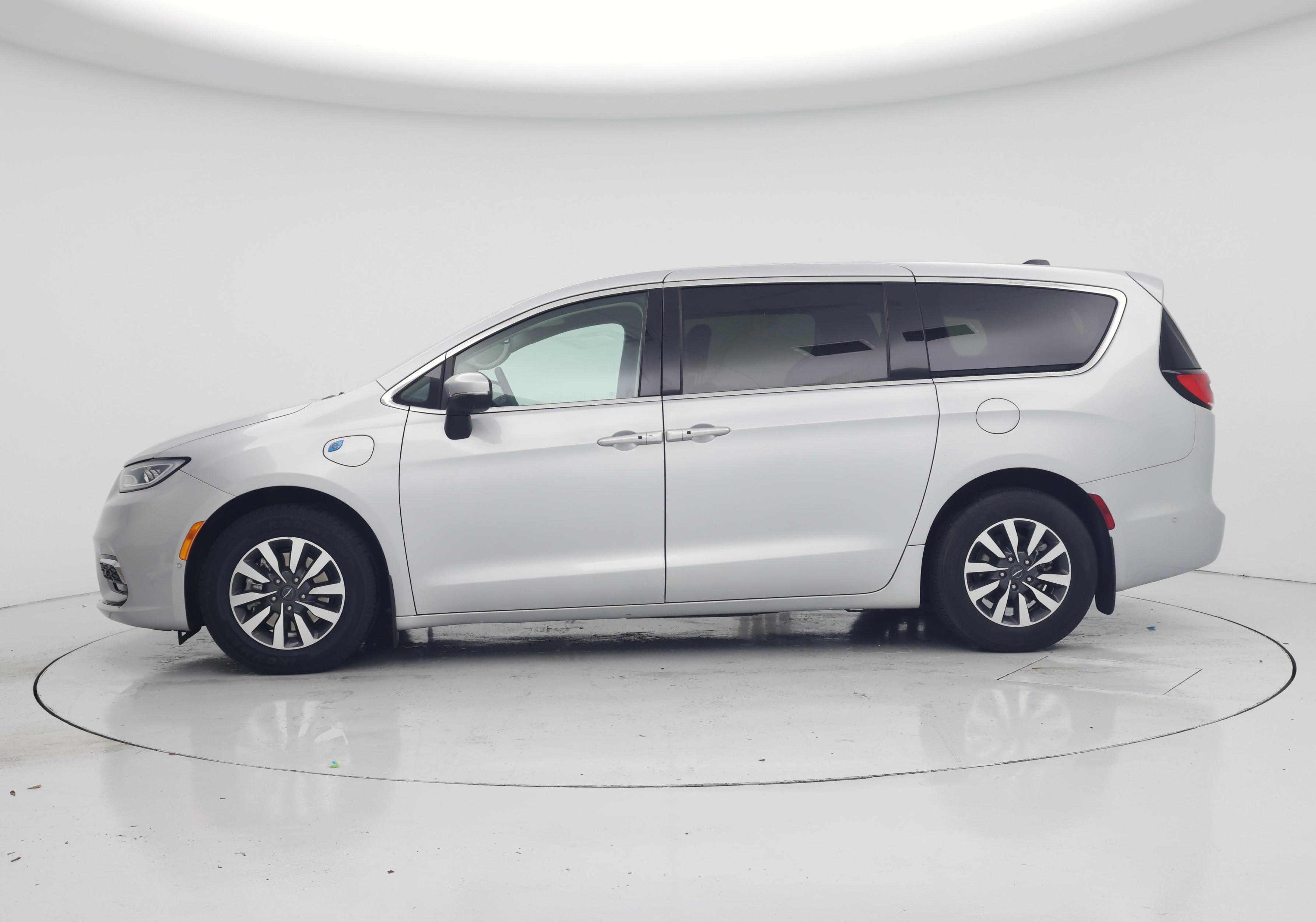 Thumbnail: 2023 Chrysler Pacifica - 3