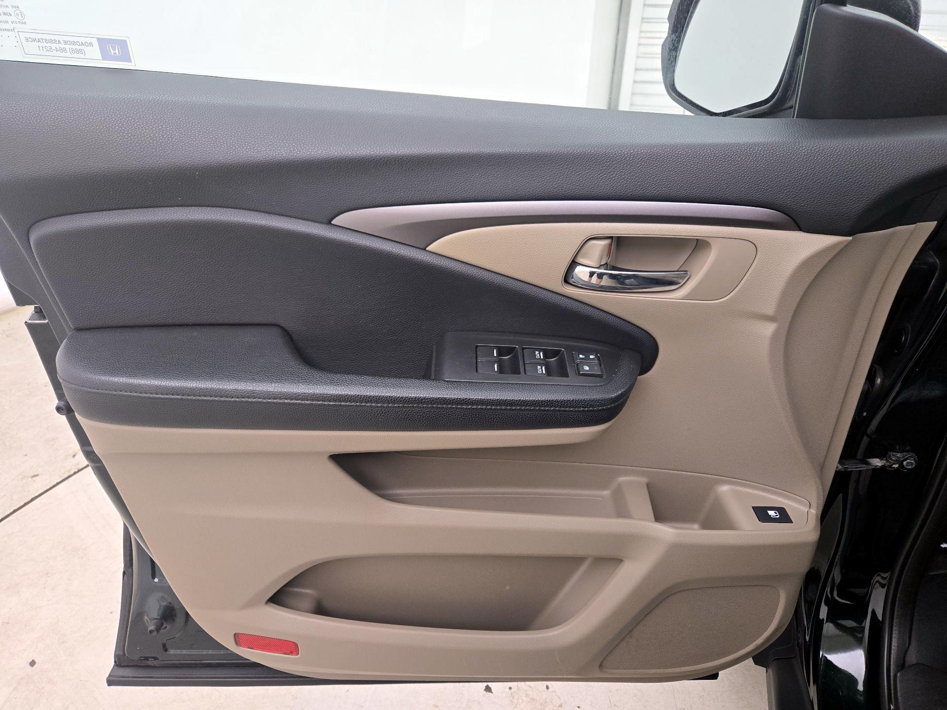 Thumbnail: 2017 Honda Pilot - 12