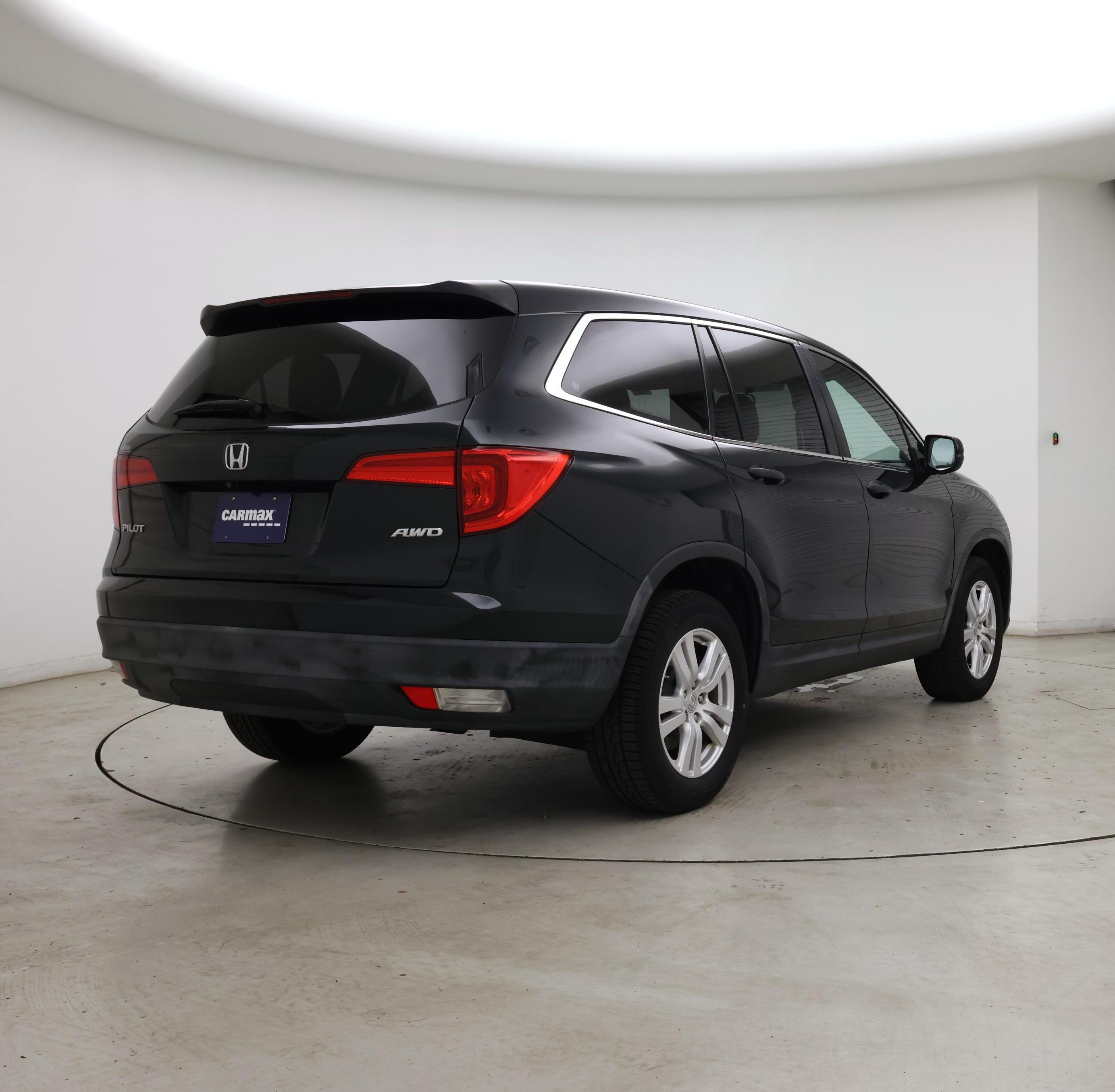 Thumbnail: 2017 Honda Pilot - 8