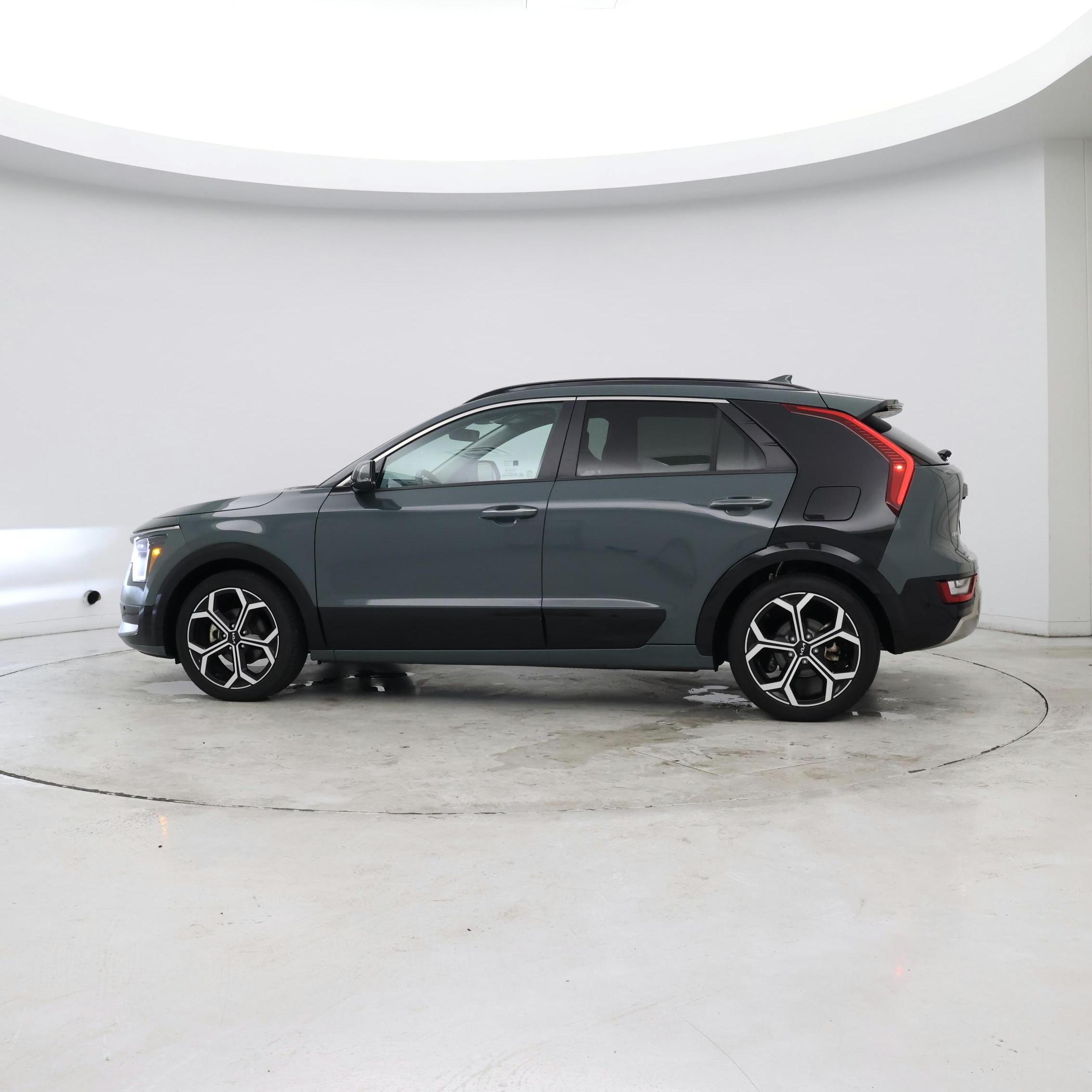 Thumbnail: 2023 Kia Niro - 3