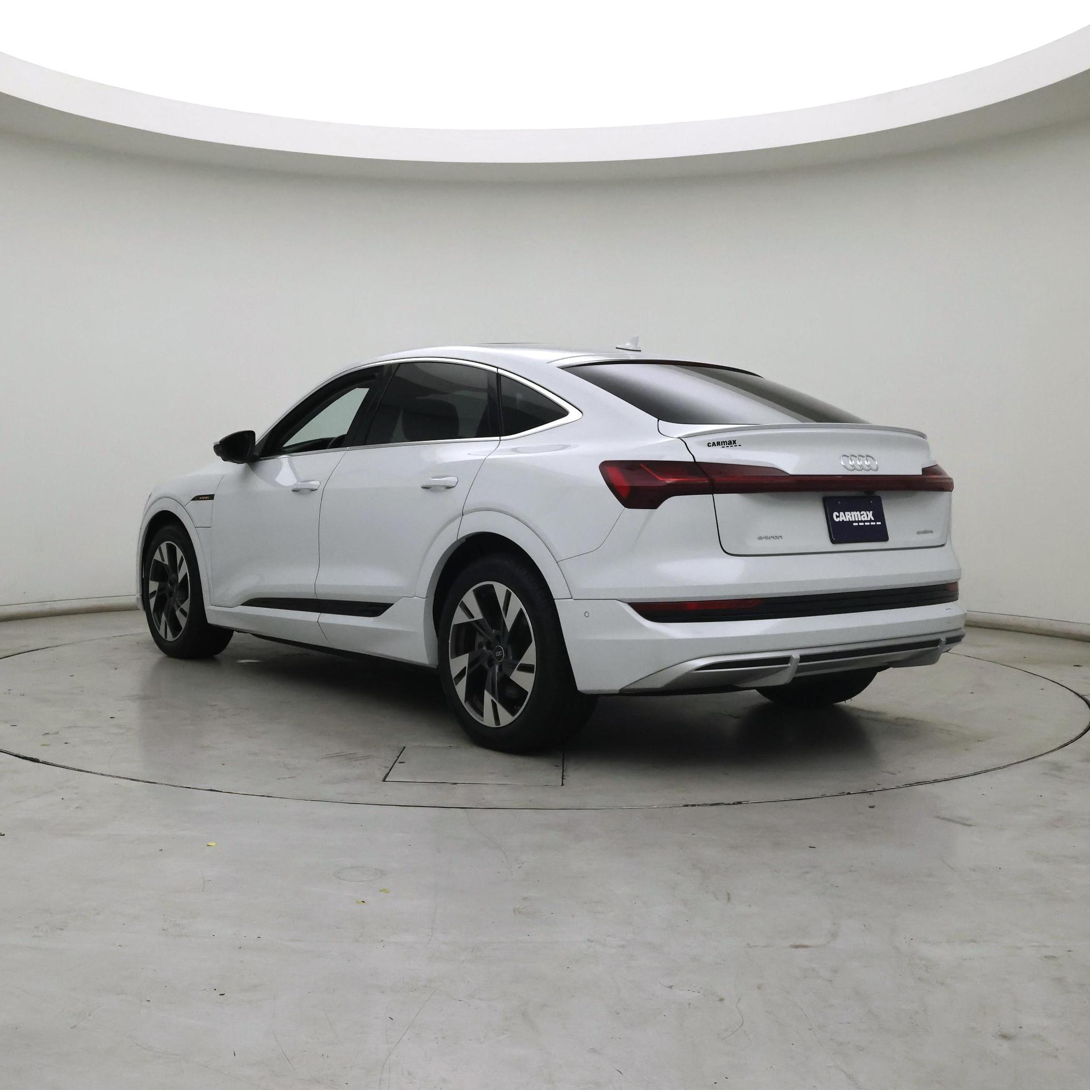 Thumbnail: 2022 Audi e-tron S - 2