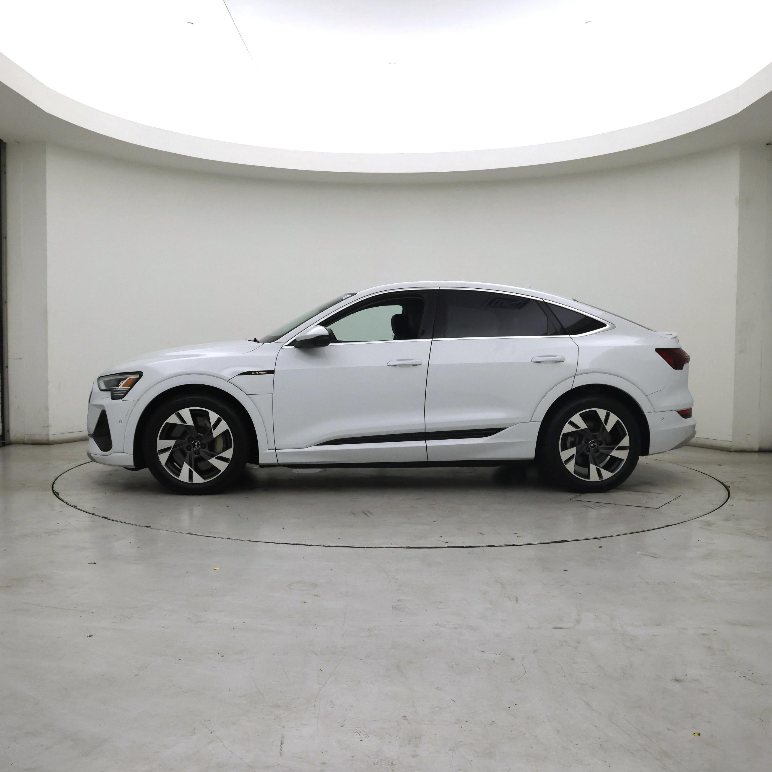 Thumbnail: 2022 Audi e-tron S - 3