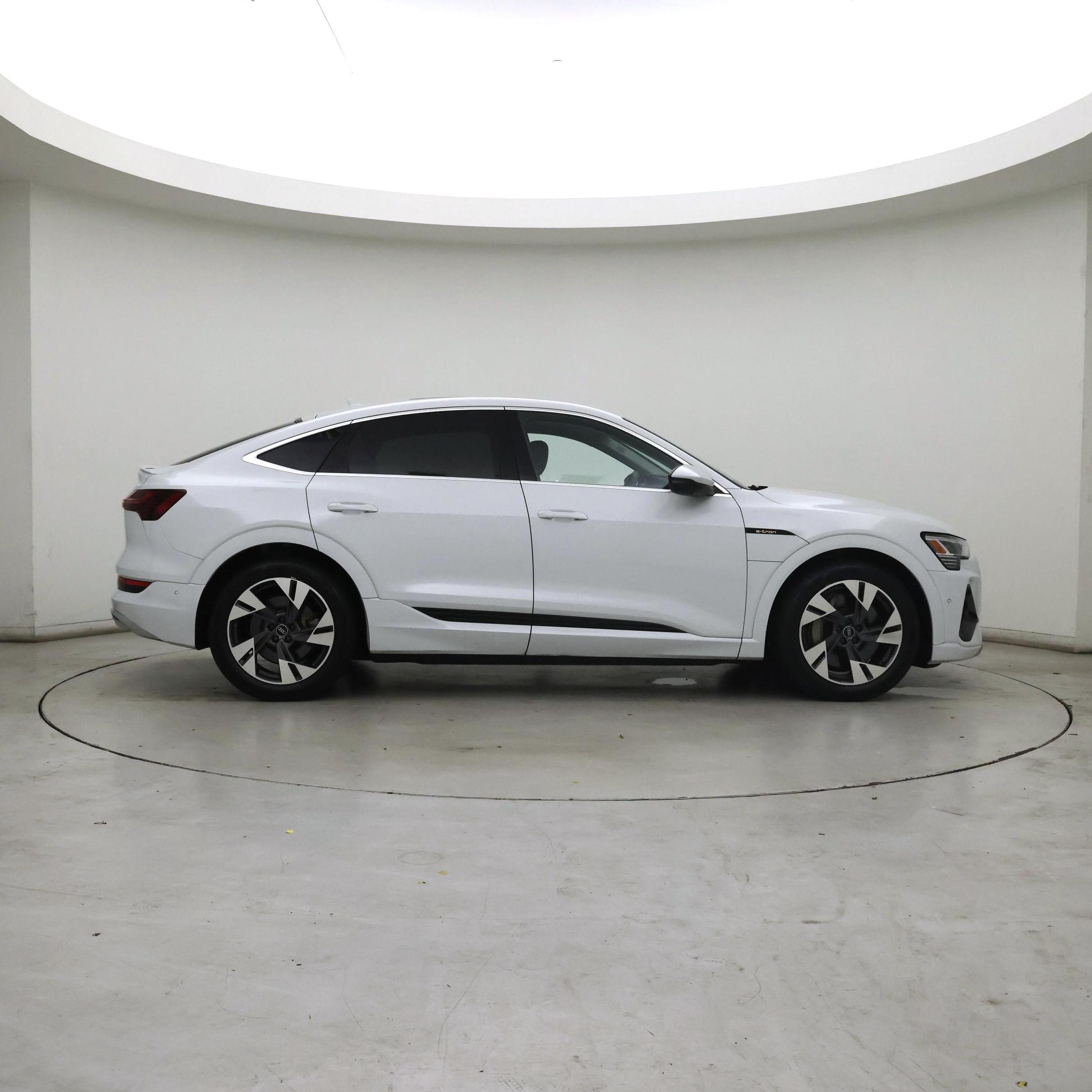Thumbnail: 2022 Audi e-tron S - 7