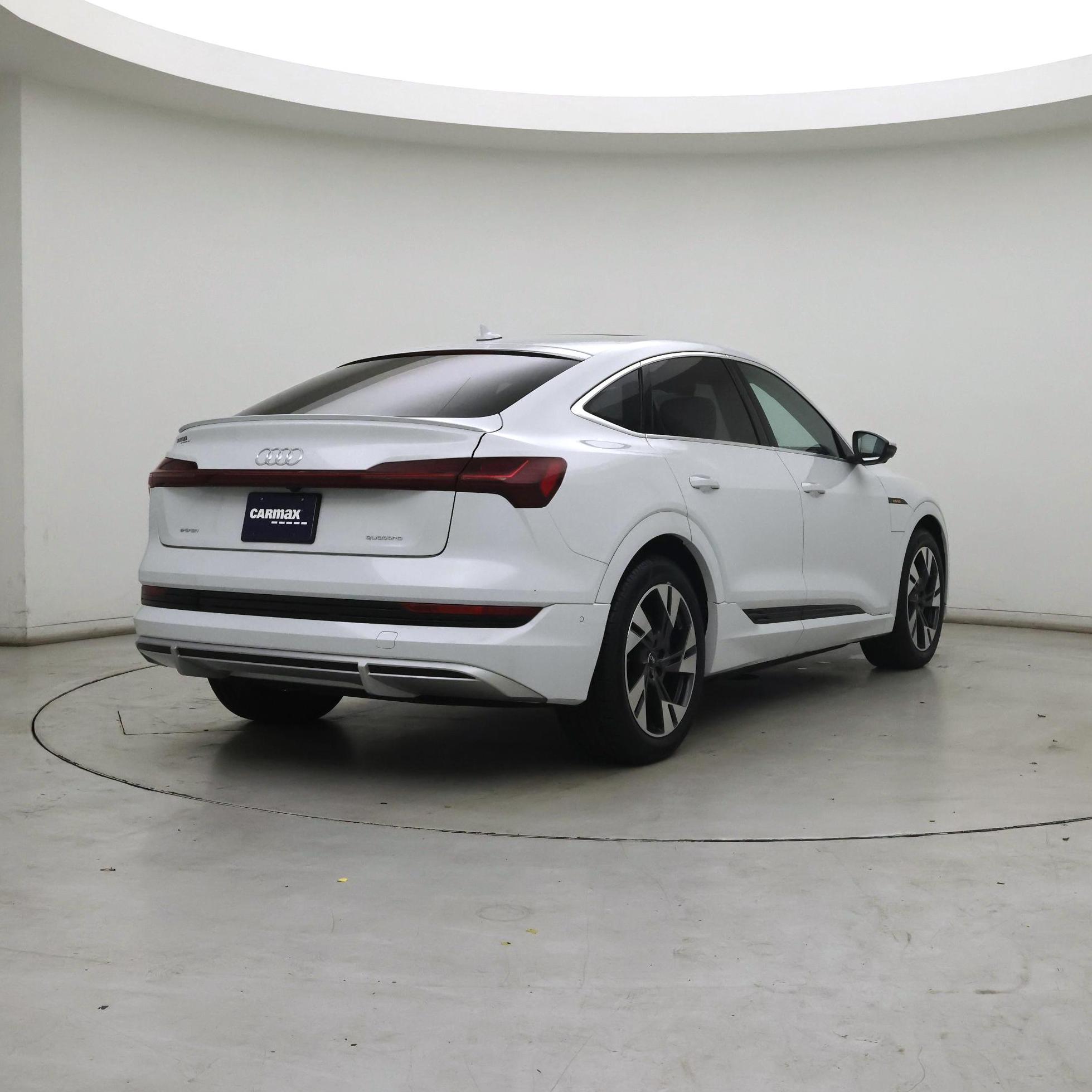 Thumbnail: 2022 Audi e-tron S - 8