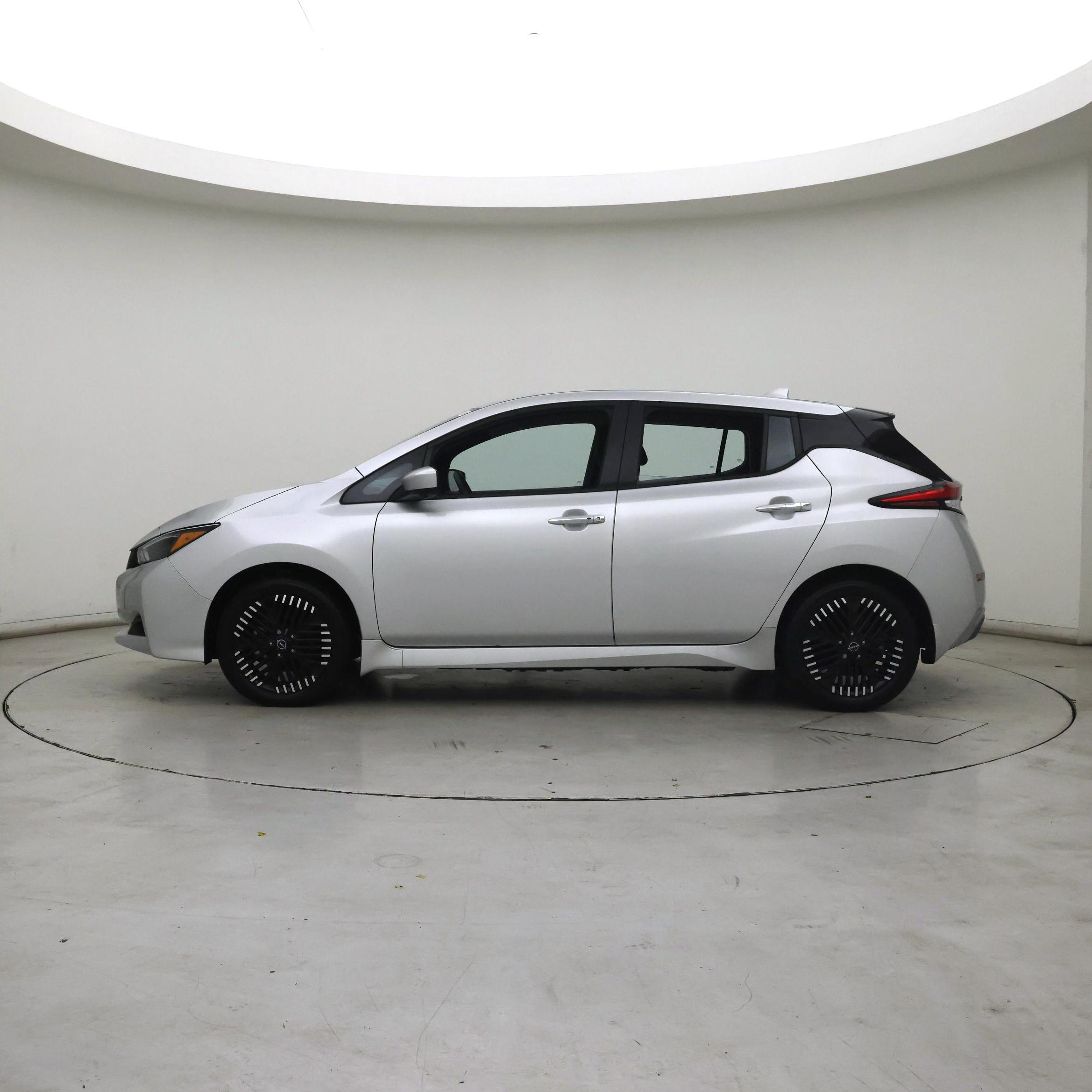 Thumbnail: 2025 Nissan Leaf - 3