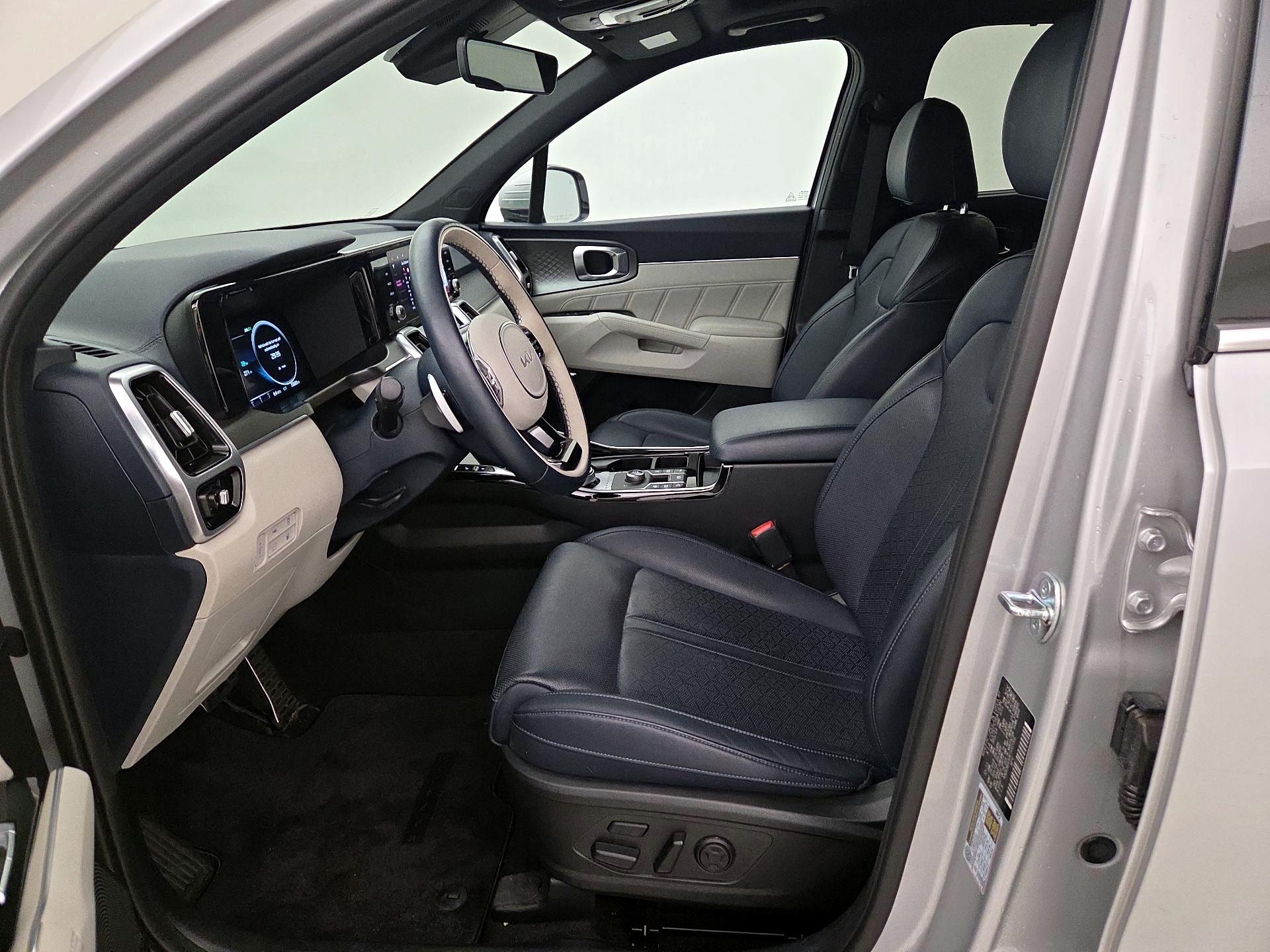 Thumbnail: 2023 Kia Sorento - 11