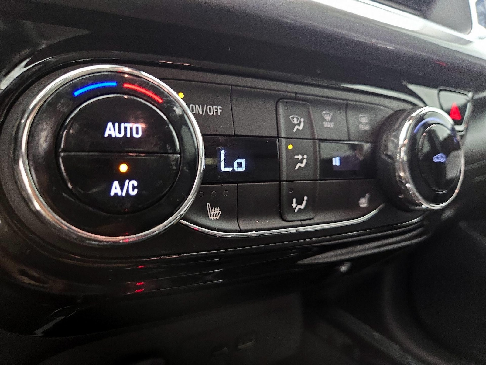 2024 Chevrolet Trax LT - Photo 17