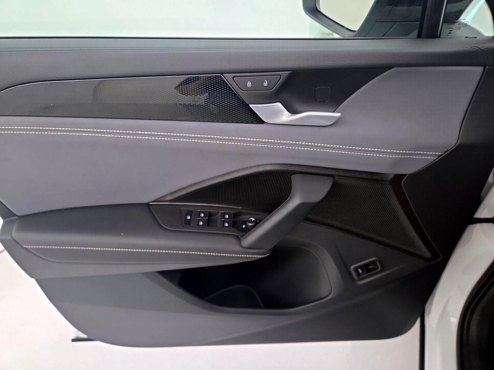 2025 Volkswagen Tiguan SE R-LINE BLACK - Photo 13