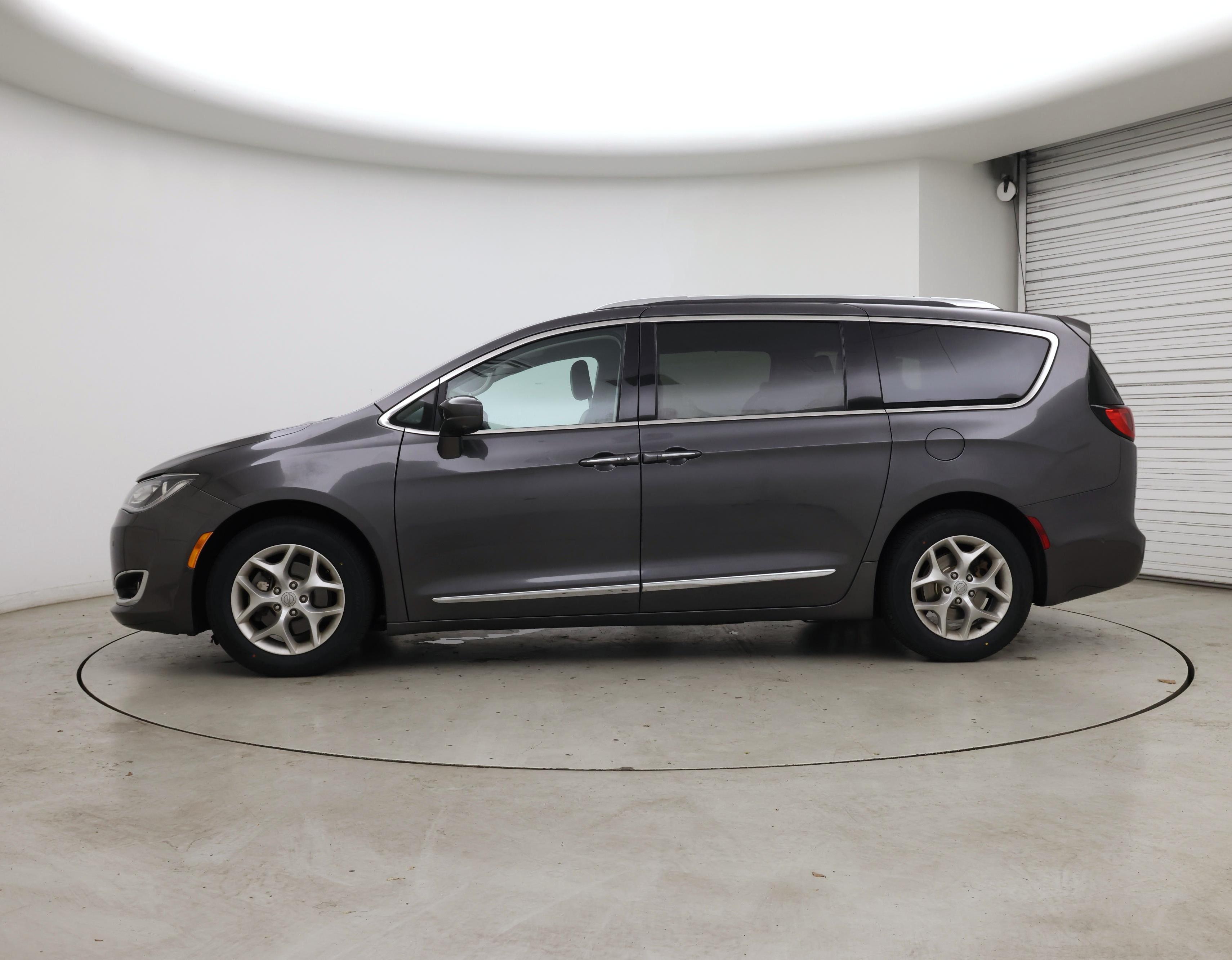 Thumbnail: 2019 Chrysler Pacifica - 3