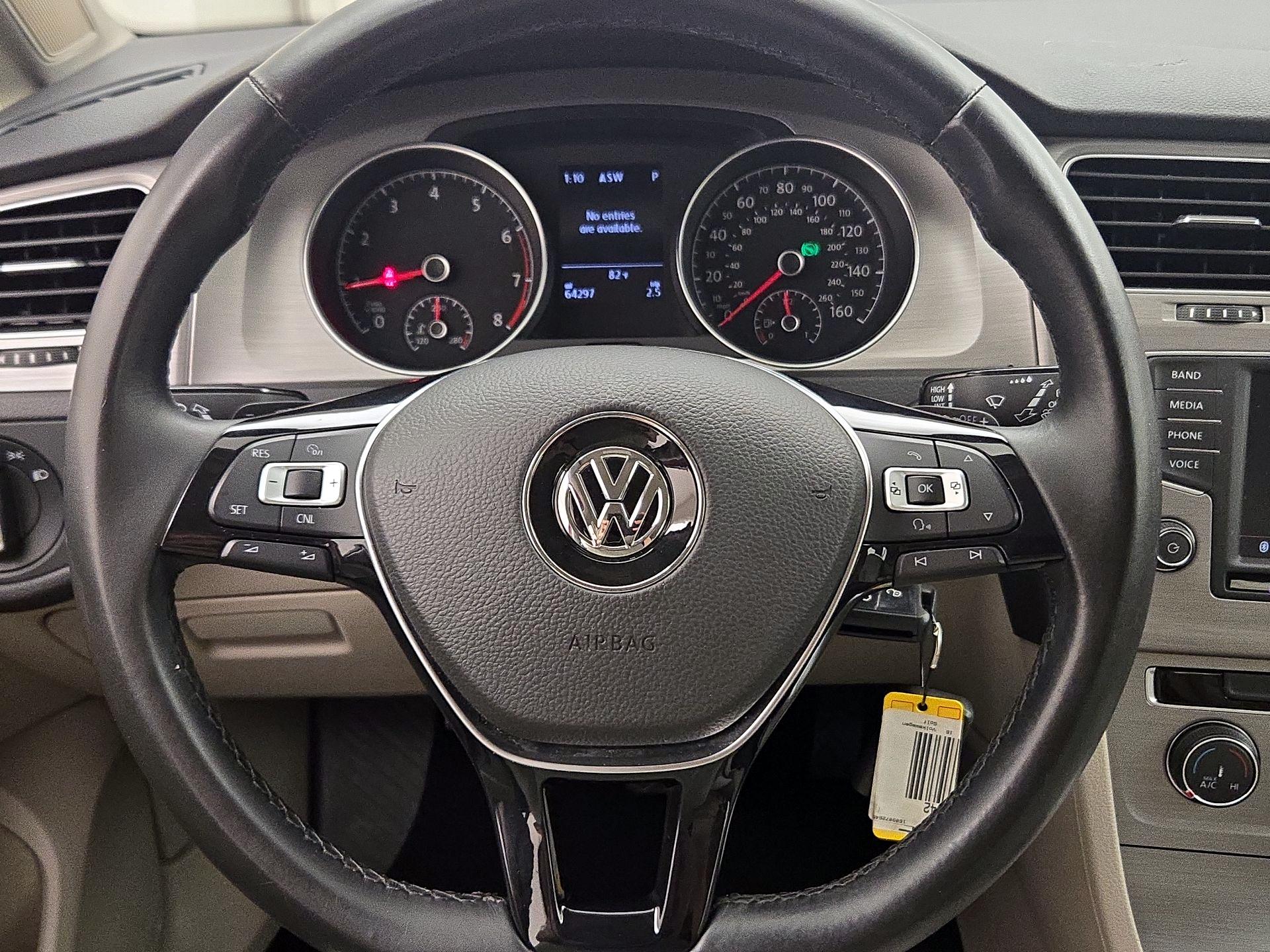 Thumbnail: 2016 Volkswagen Golf - 10