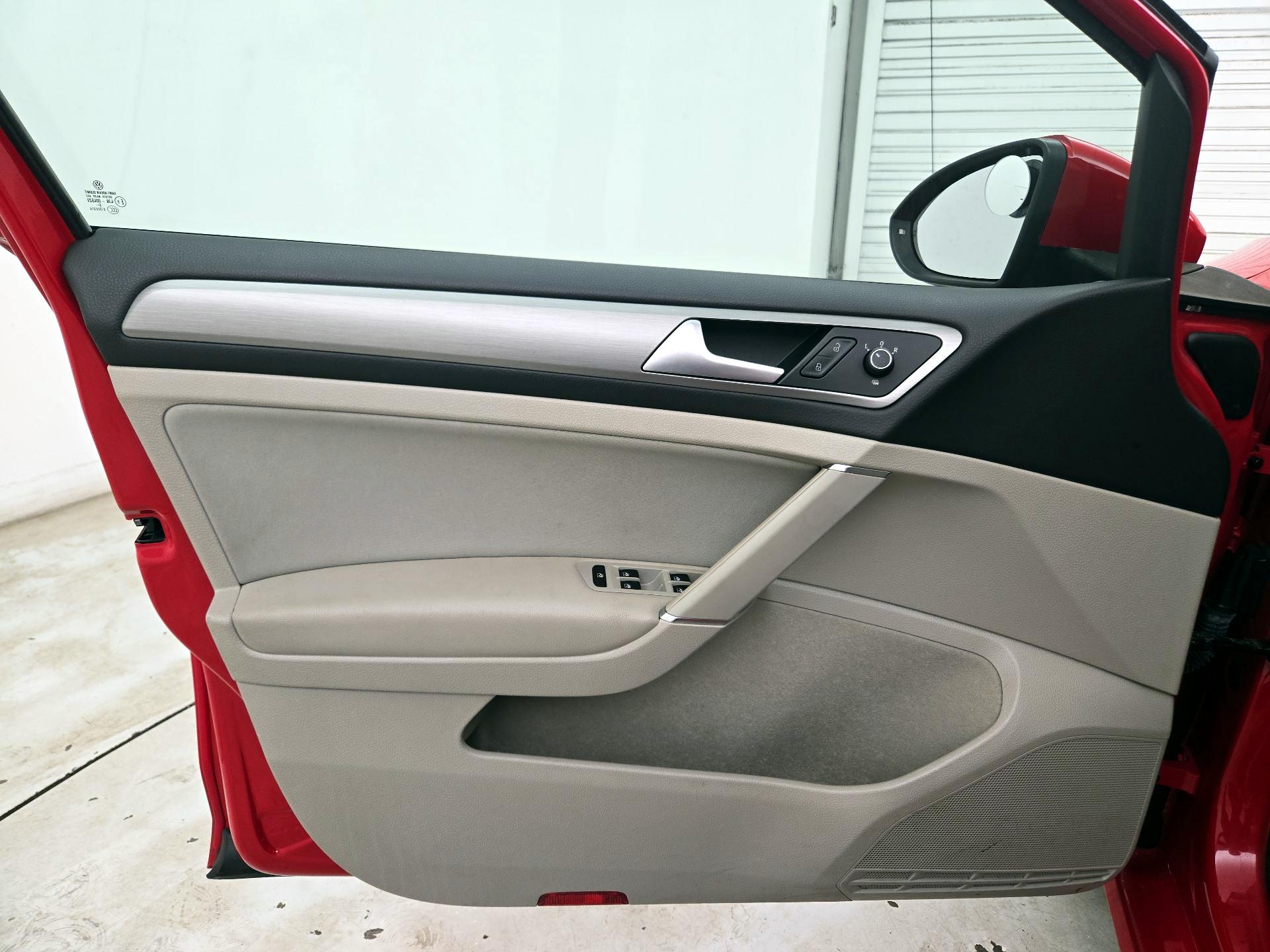 Thumbnail: 2016 Volkswagen Golf - 12