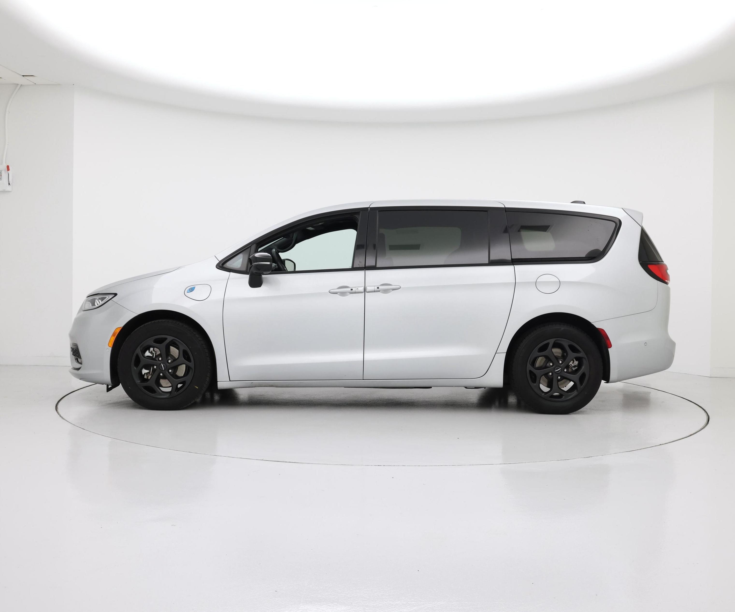 Thumbnail: 2023 Chrysler Pacifica - 3