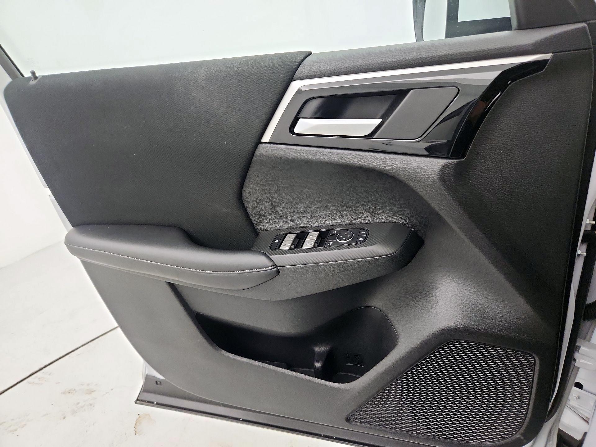 Thumbnail: 2024 Mitsubishi Outlander - 12