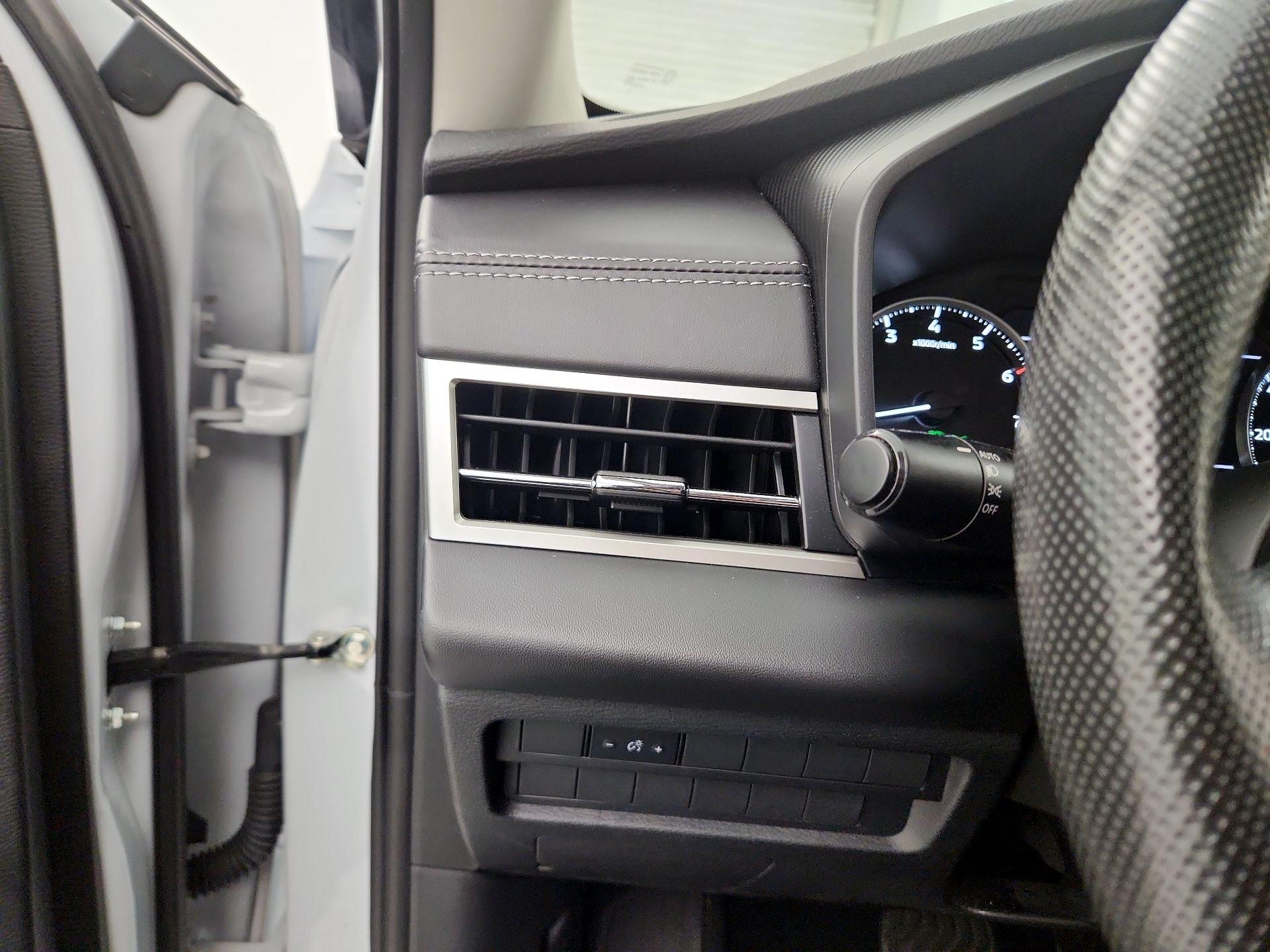 Thumbnail: 2024 Mitsubishi Outlander - 13