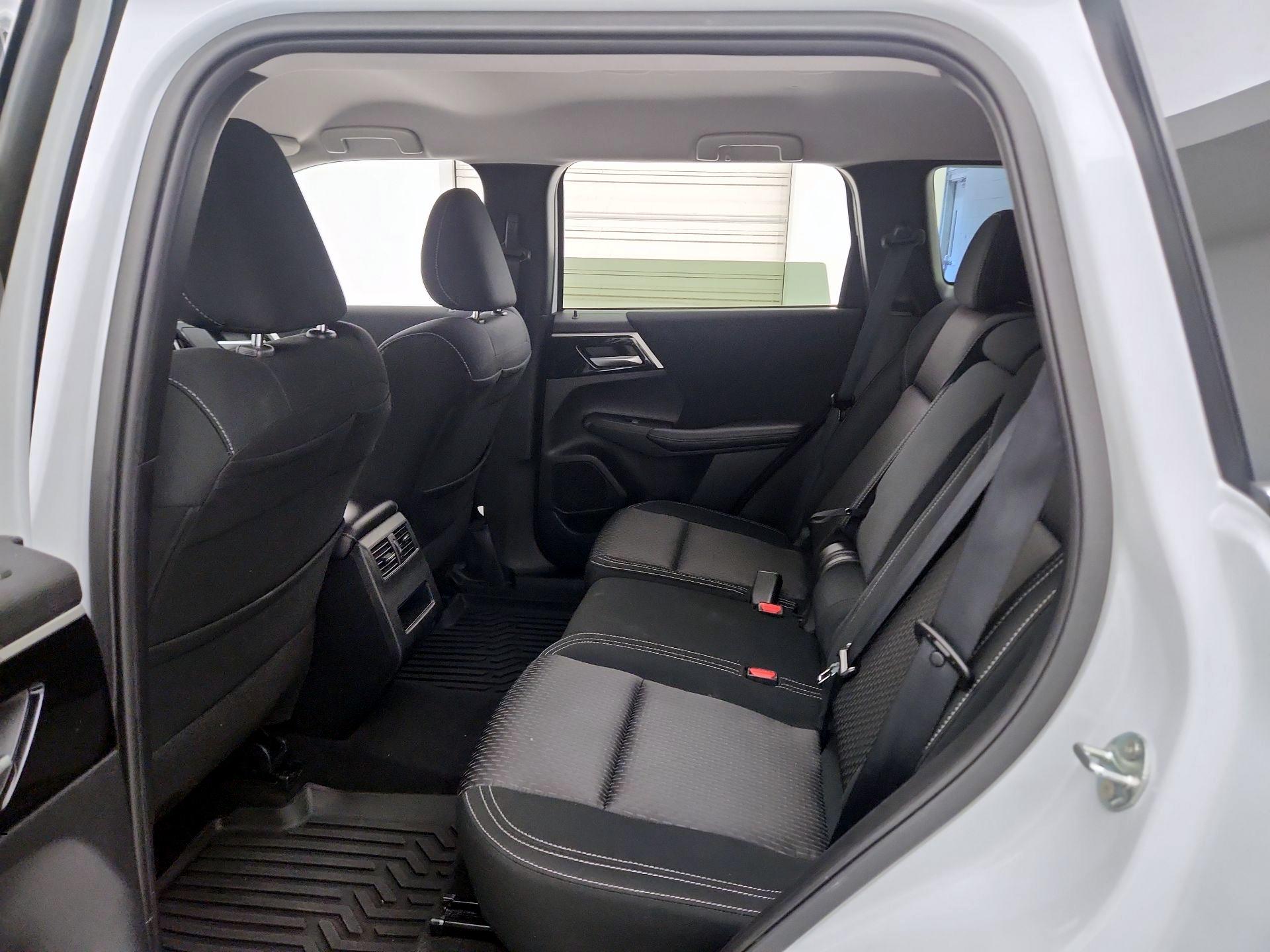 Thumbnail: 2024 Mitsubishi Outlander - 19