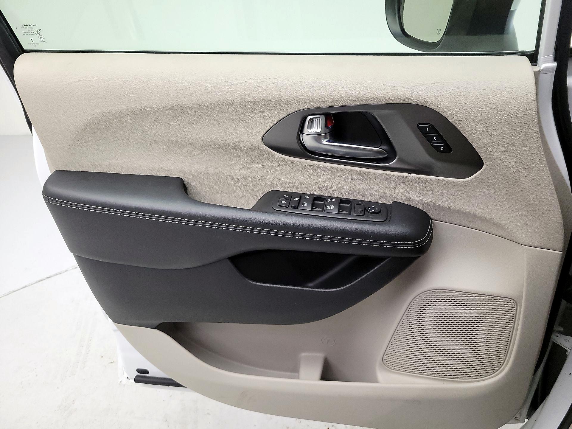 Thumbnail: 2023 Chrysler Pacifica - 12