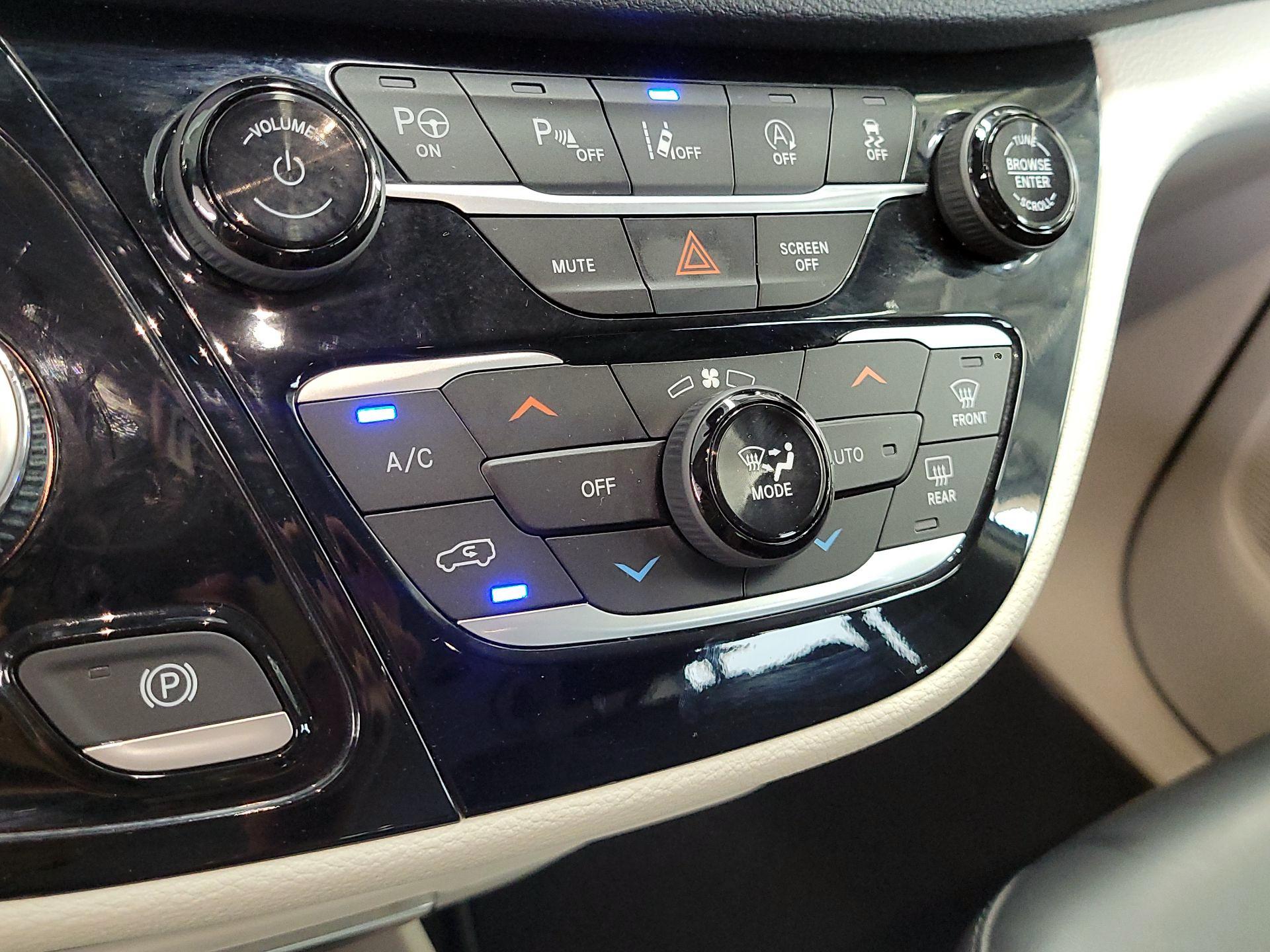 Thumbnail: 2023 Chrysler Pacifica - 16