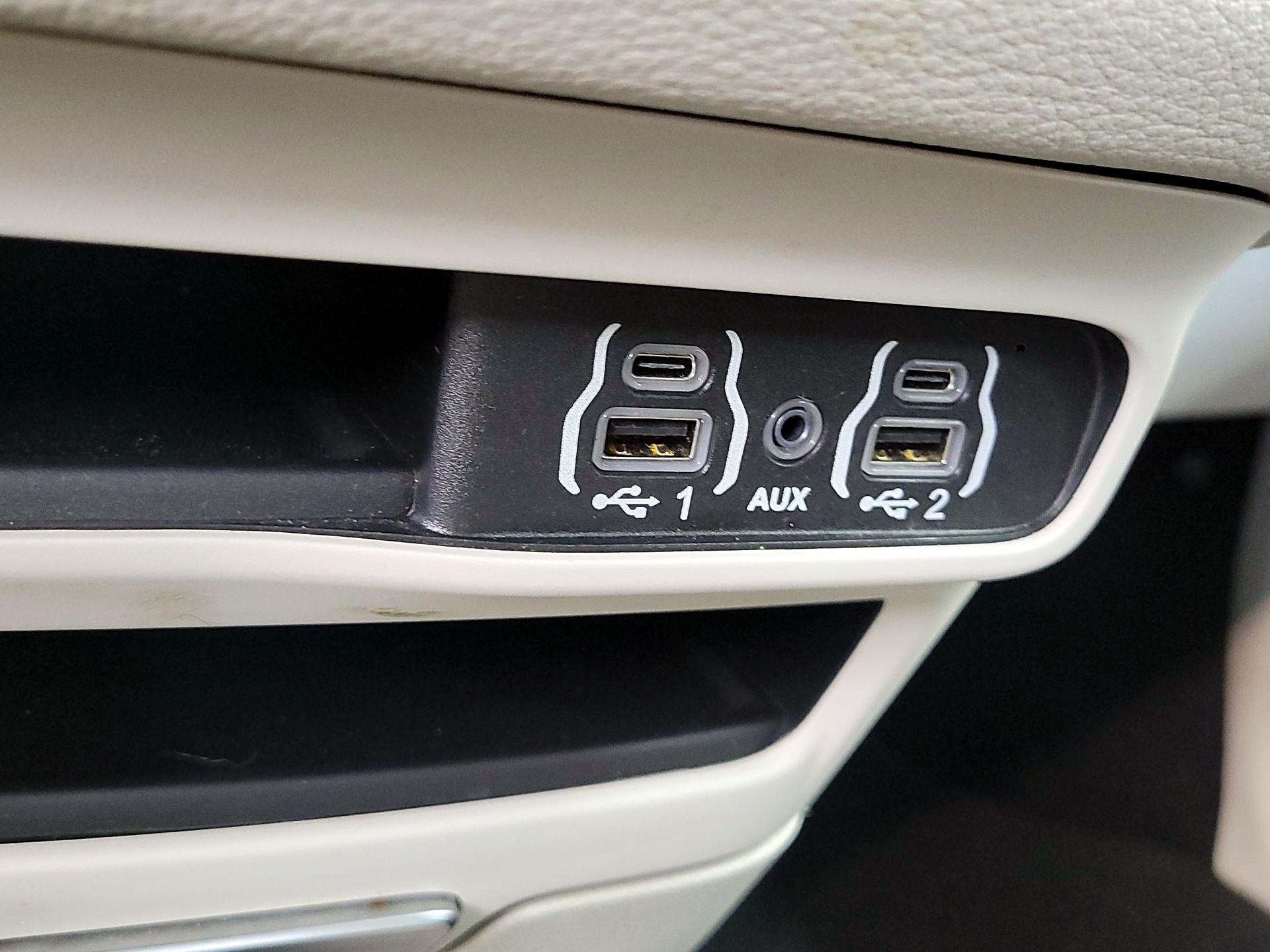 Thumbnail: 2023 Chrysler Pacifica - 18