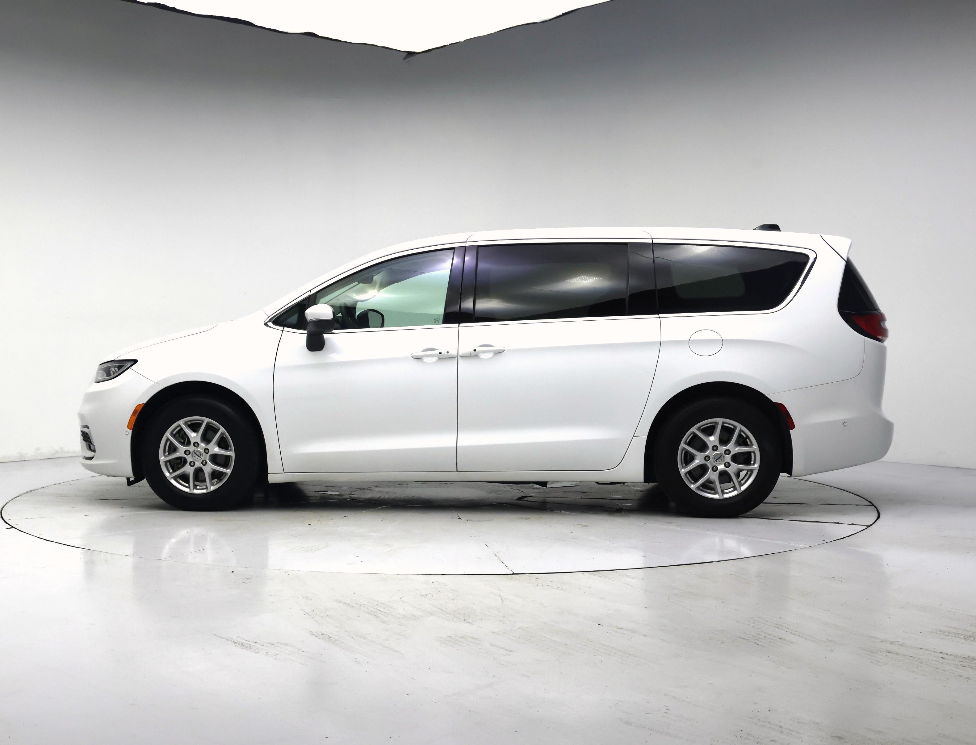 Thumbnail: 2023 Chrysler Pacifica - 3