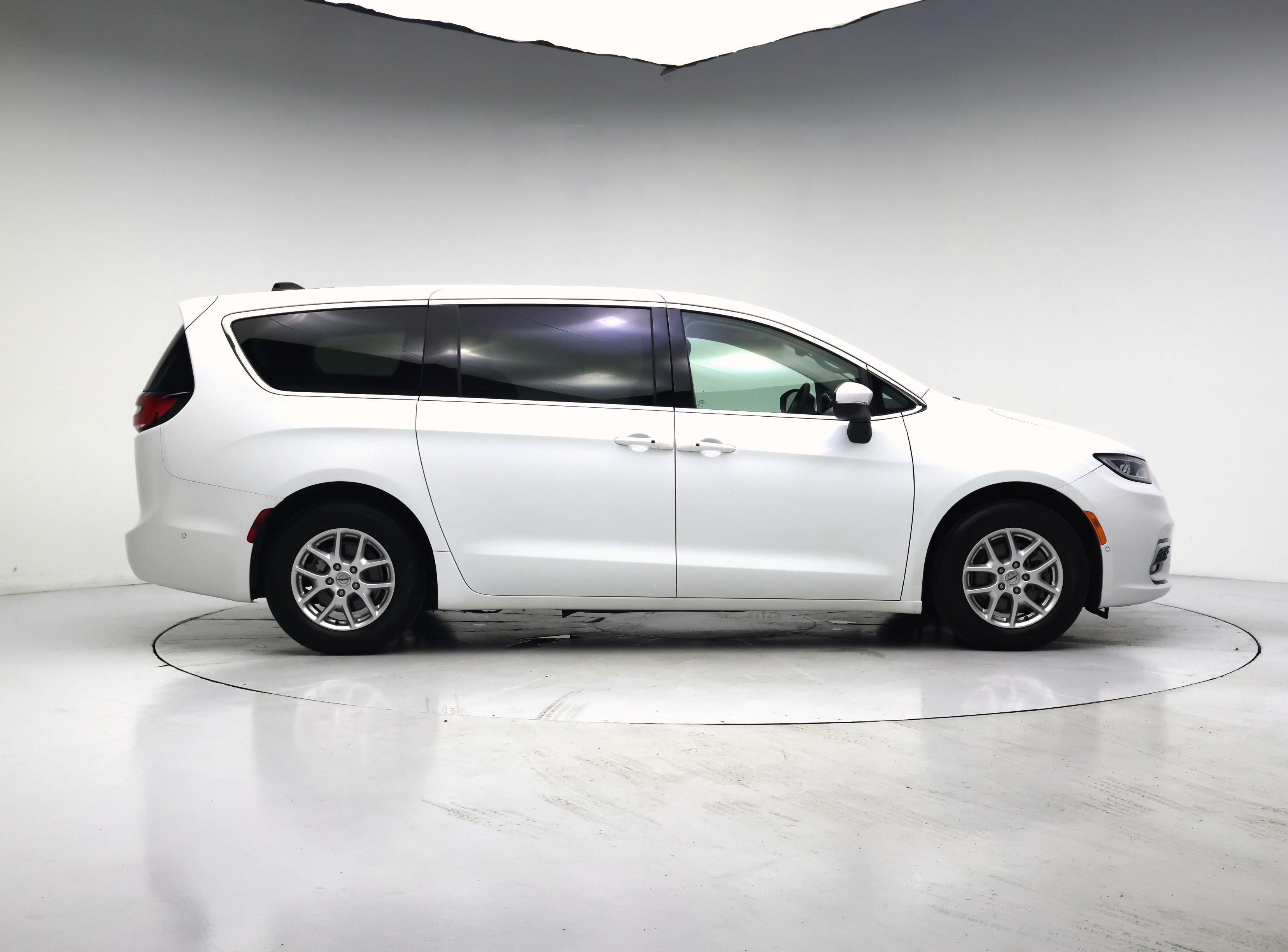 Thumbnail: 2023 Chrysler Pacifica - 7