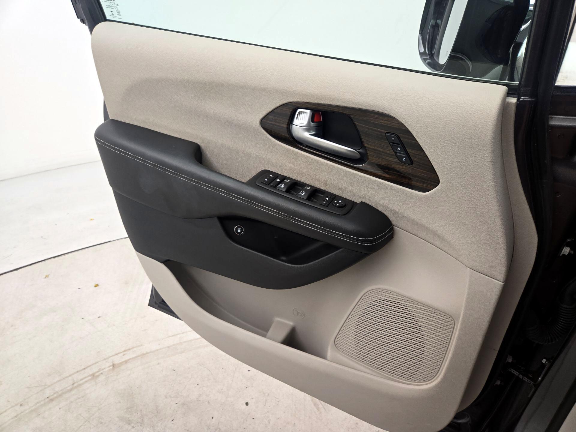 Thumbnail: 2023 Chrysler Pacifica - 12