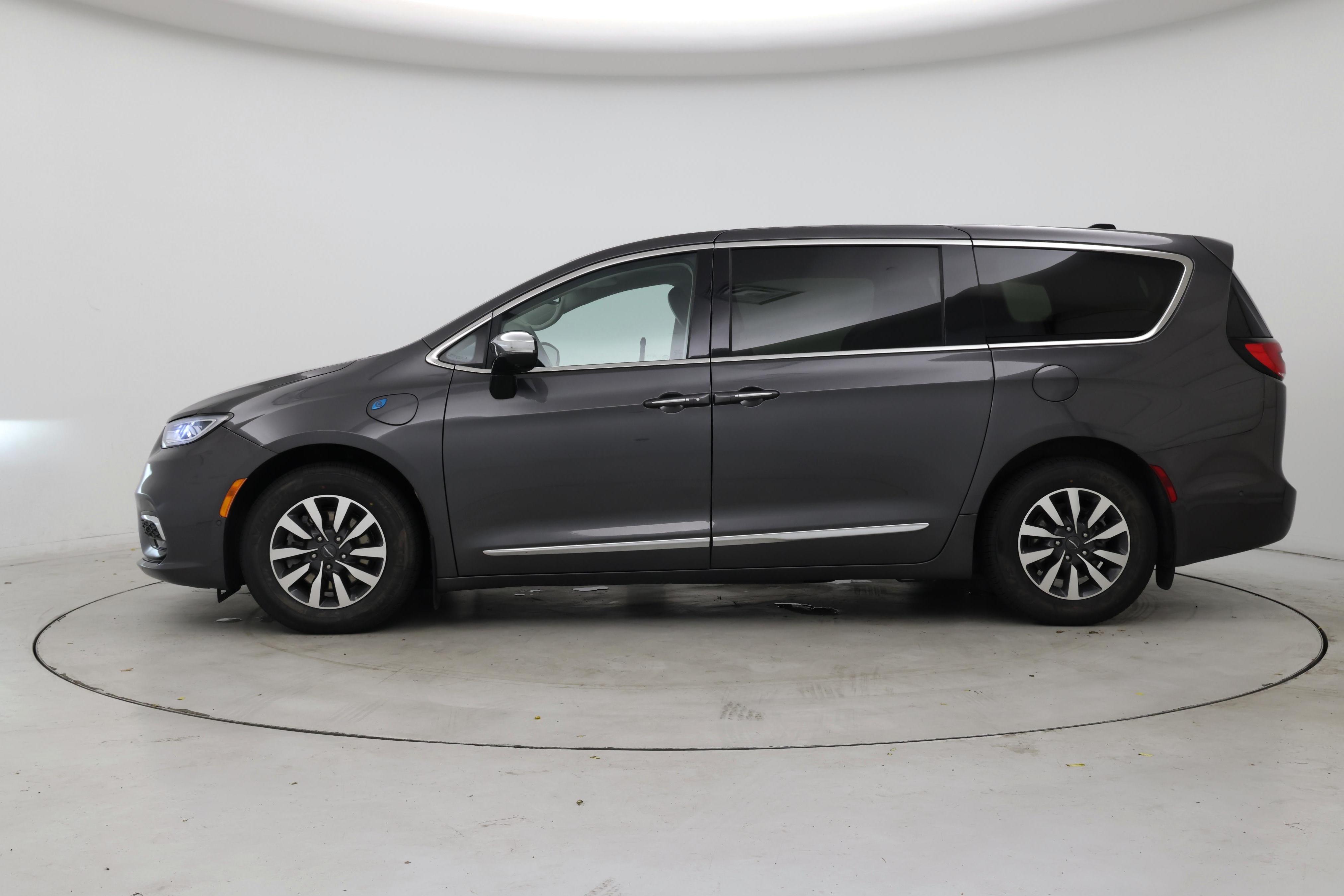 Thumbnail: 2023 Chrysler Pacifica - 3