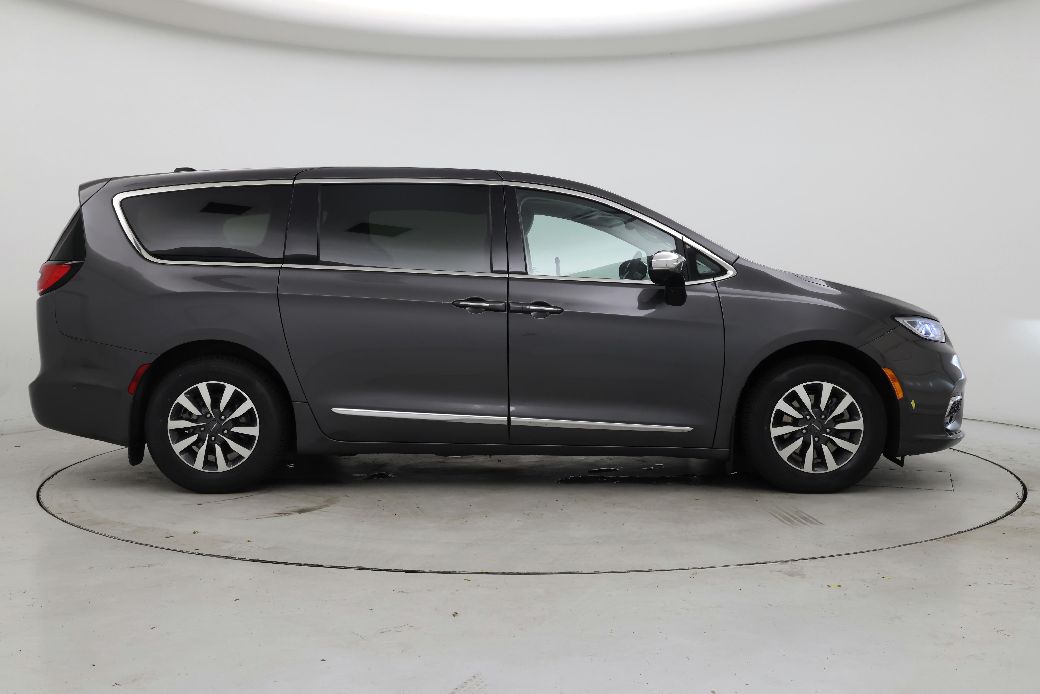 Thumbnail: 2023 Chrysler Pacifica - 7