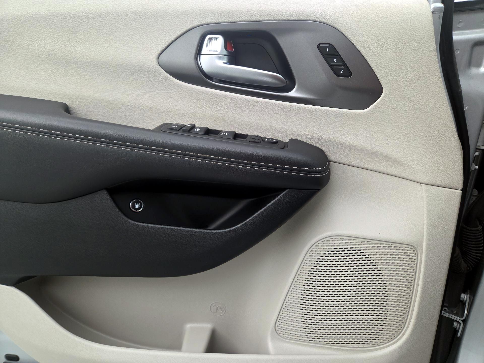 Thumbnail: 2024 Chrysler Pacifica - 12