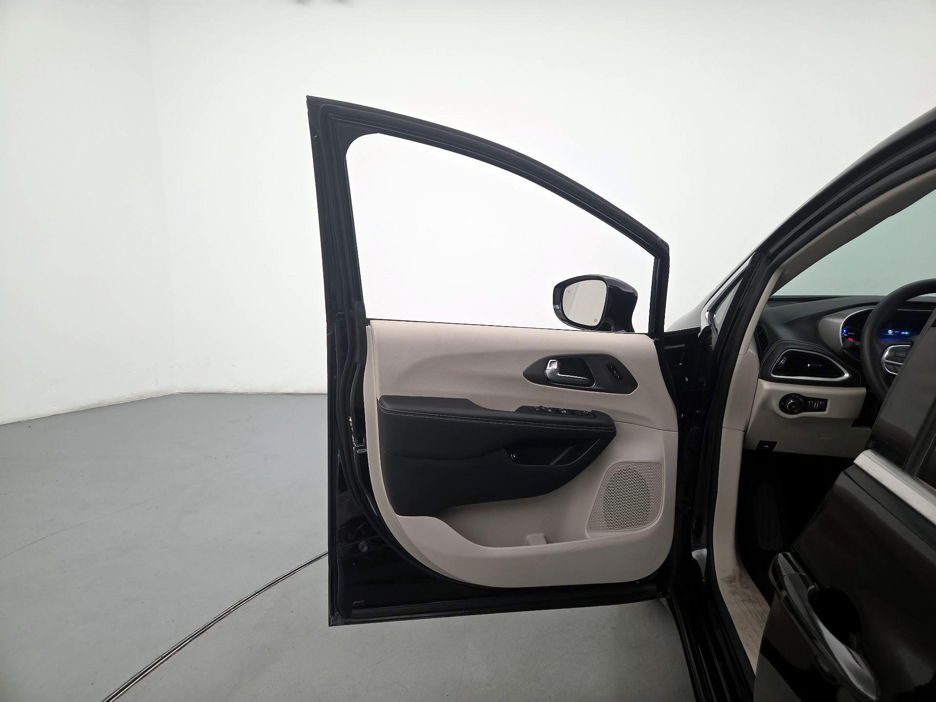 Thumbnail: 2024 Chrysler Pacifica - 12
