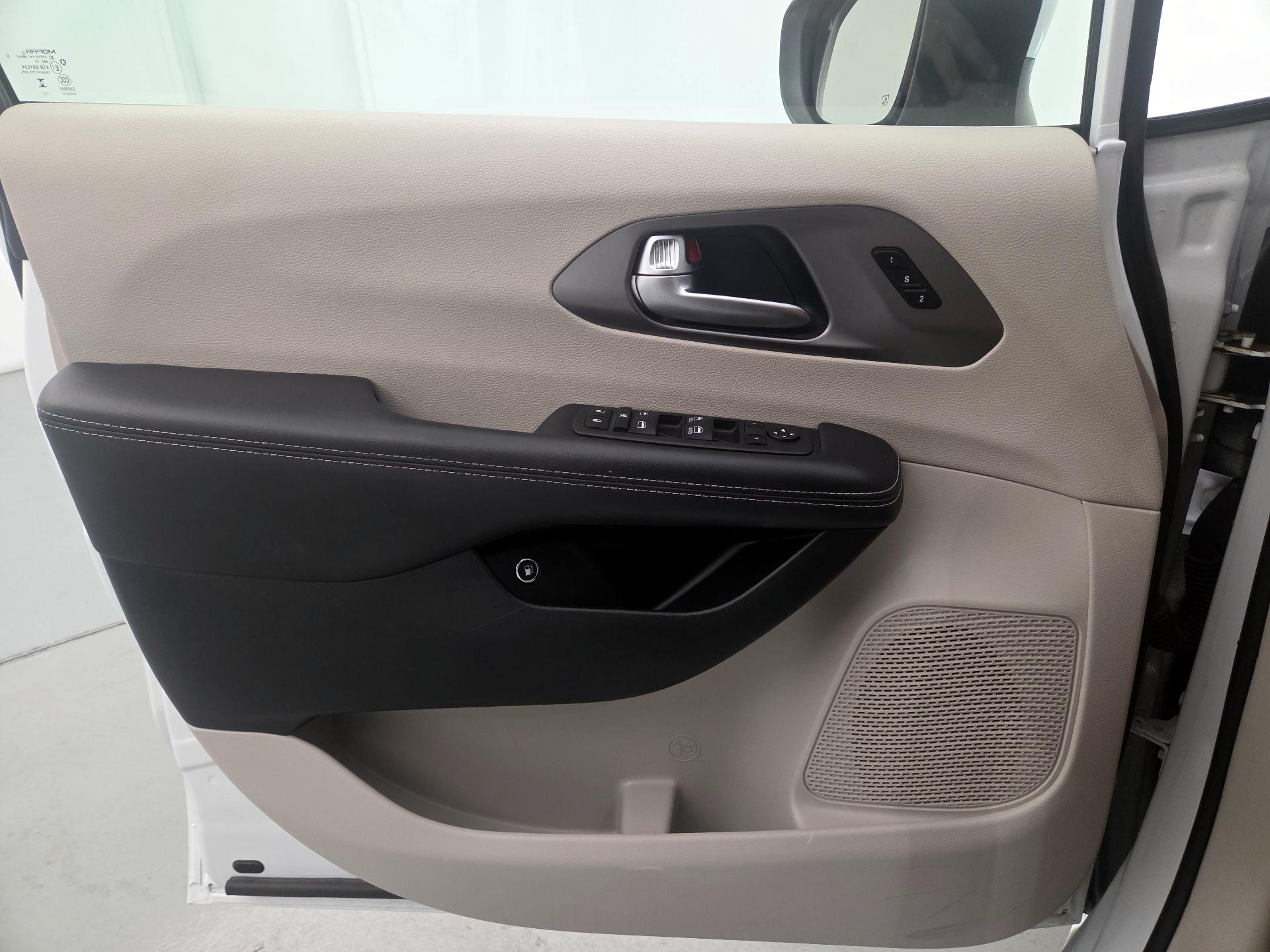 Thumbnail: 2023 Chrysler Pacifica - 12
