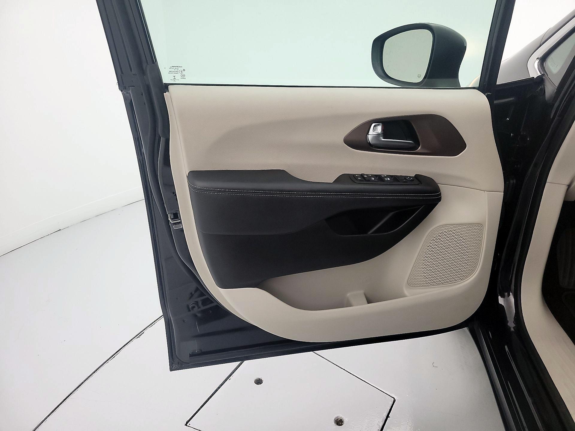 Thumbnail: 2023 Chrysler Voyager - 12
