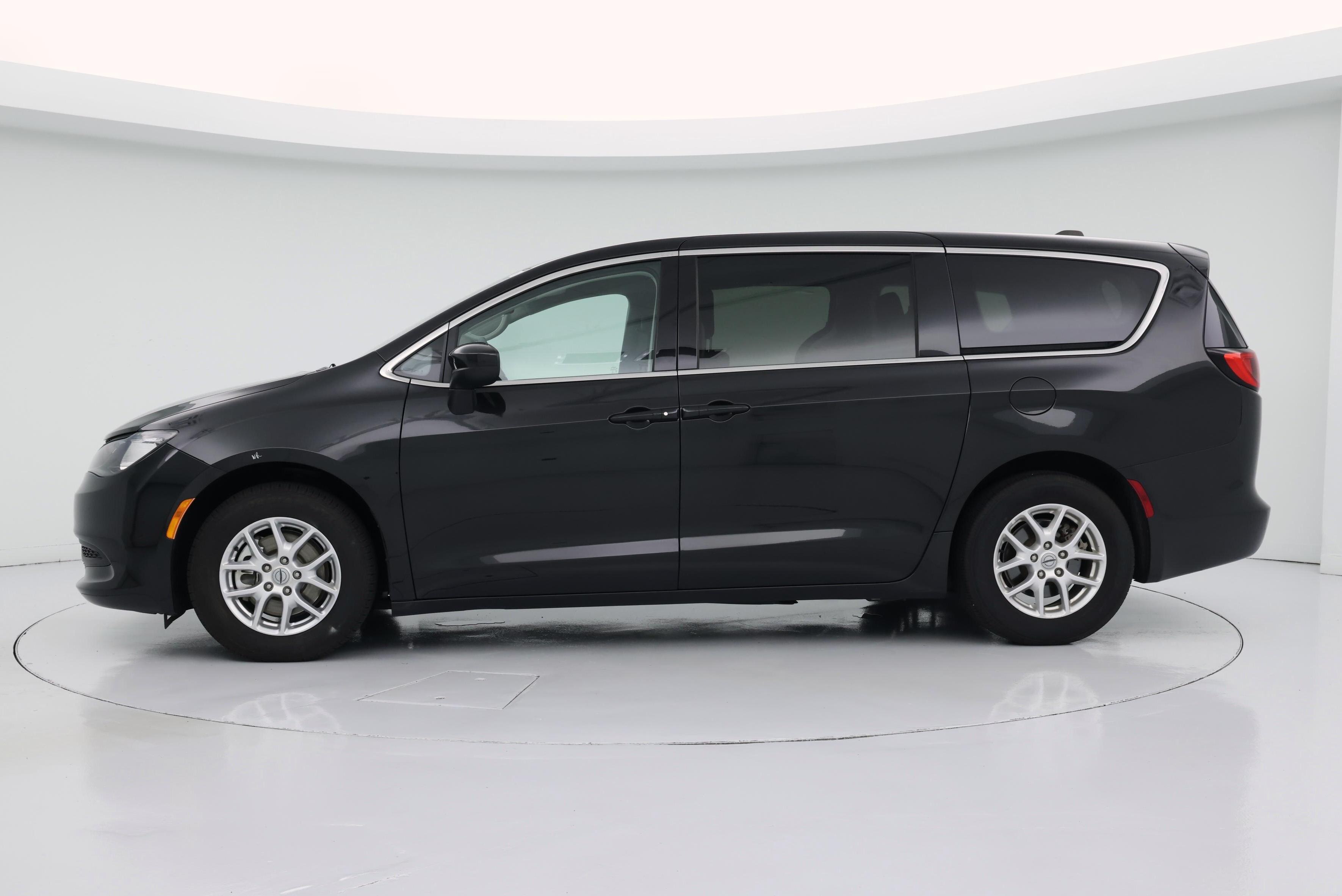 Thumbnail: 2023 Chrysler Voyager - 3