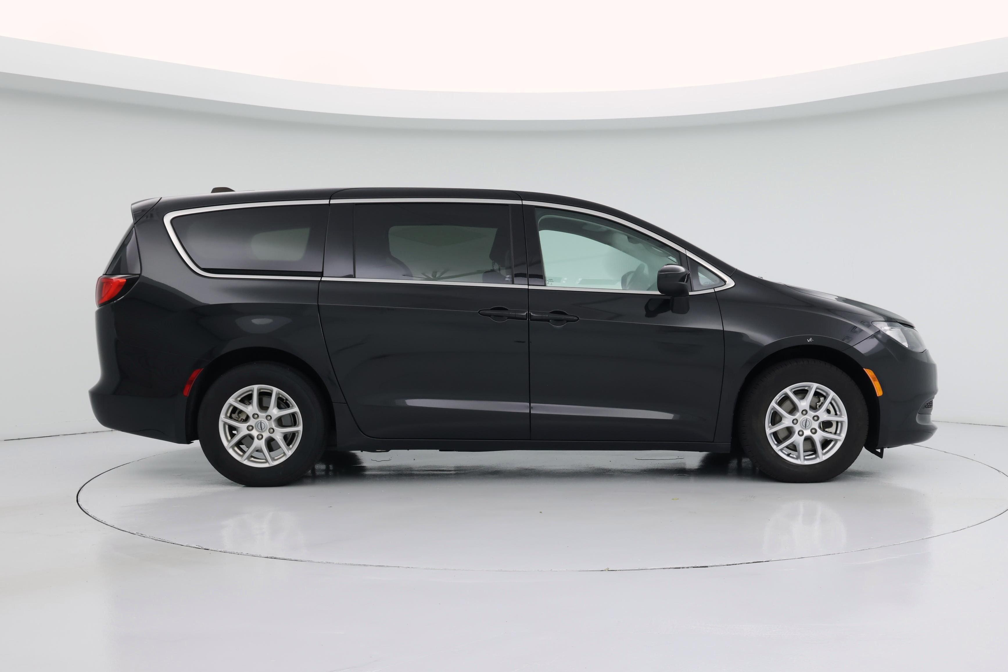 Thumbnail: 2023 Chrysler Voyager - 7