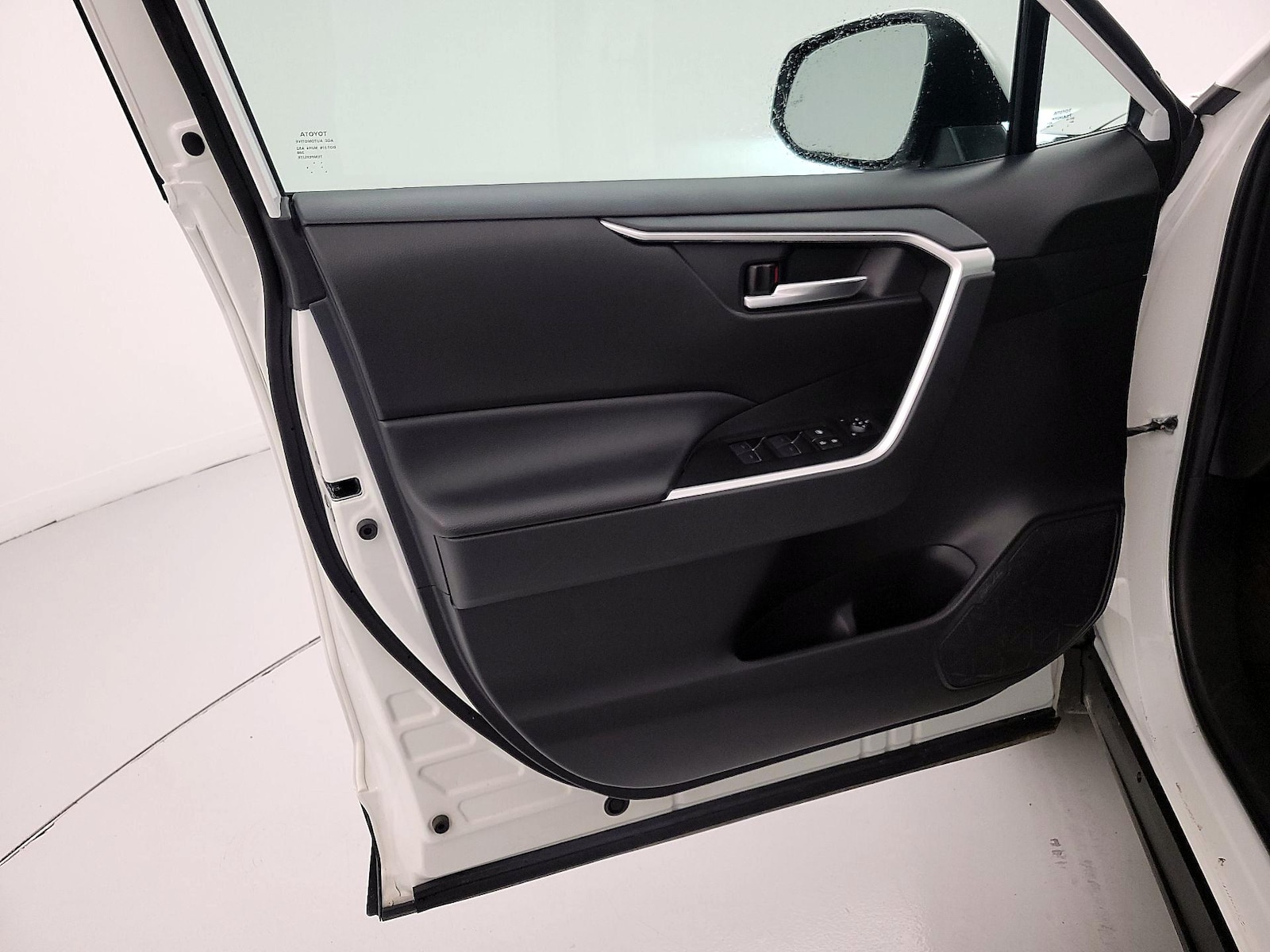 2023 Toyota RAV4 XLE - Photo 13