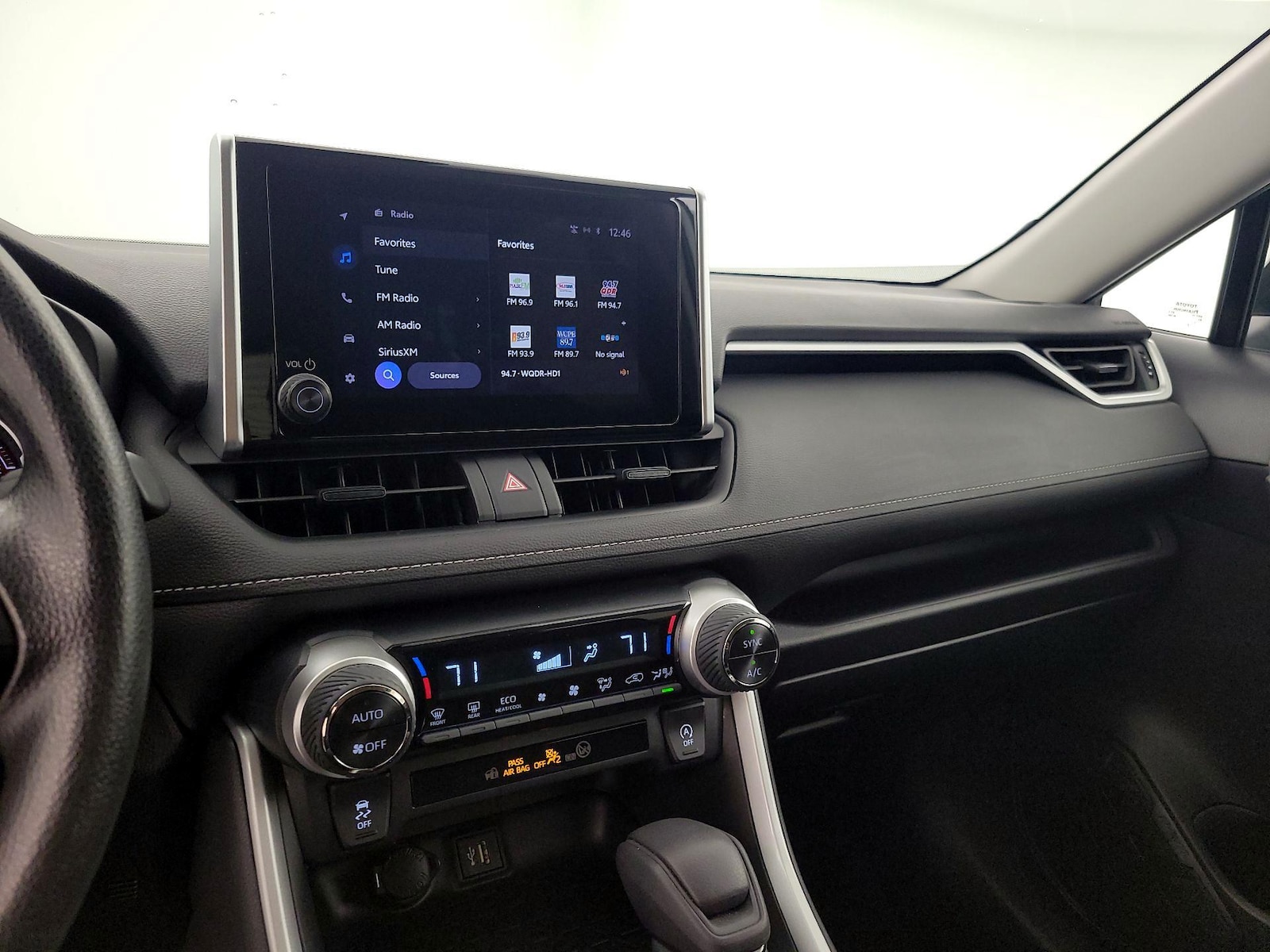 2023 Toyota RAV4 XLE - Photo 16